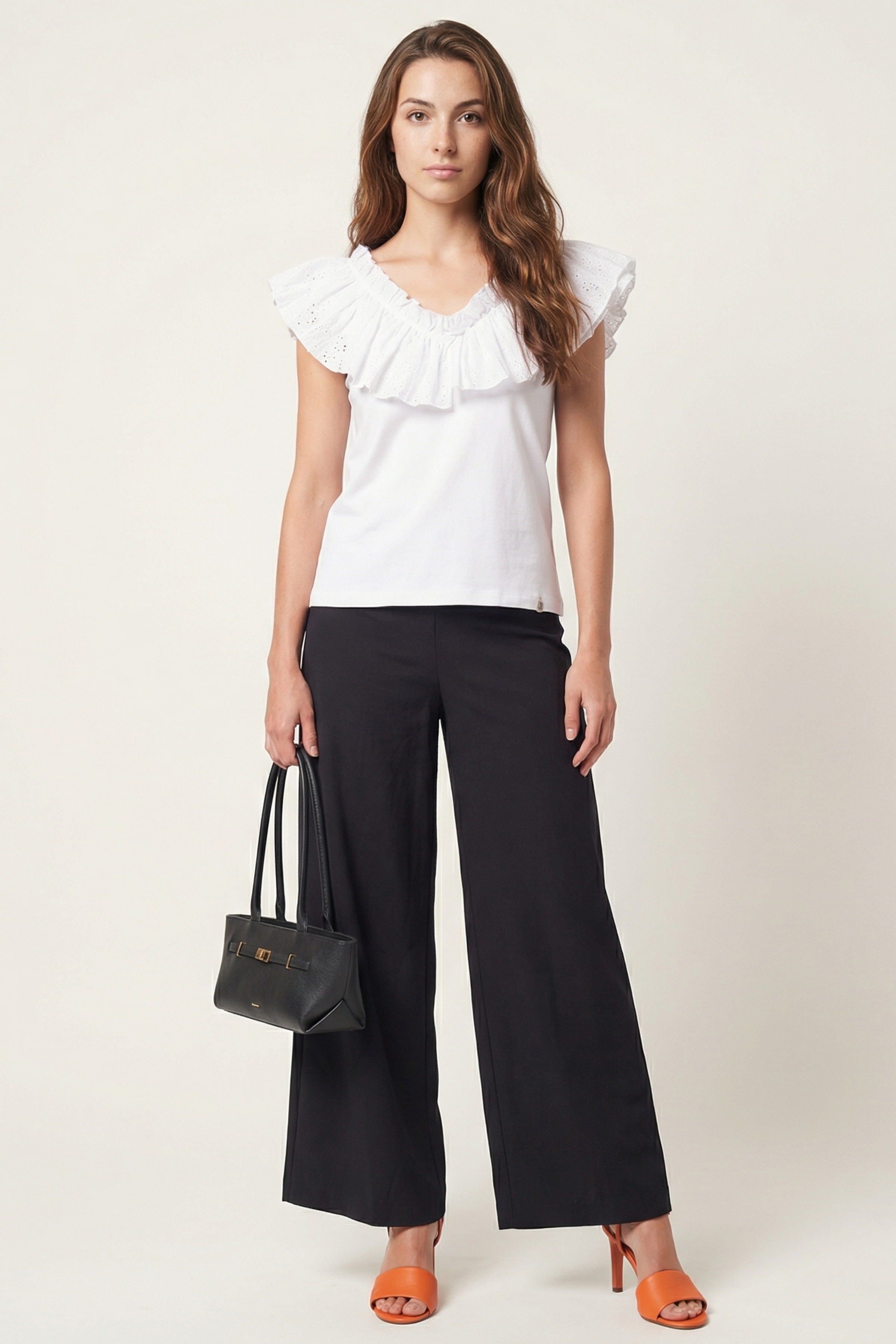 Camiseta blanca con volante bordado ingles en escote Lolitas&L