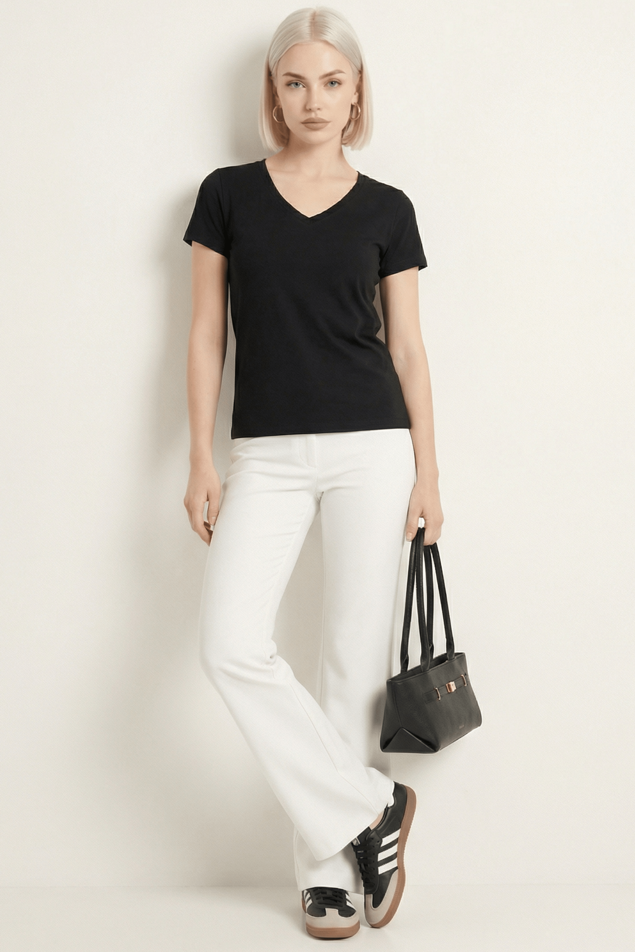 Camiseta negra basica con escote pico y manga corta Lolitas&L - lolitasyl.com