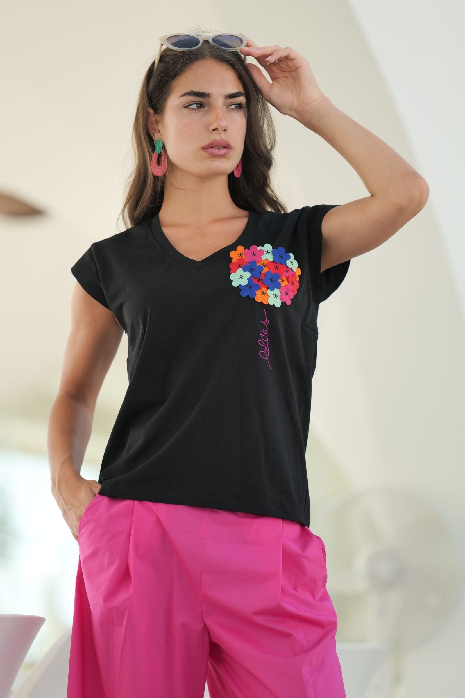 Camiseta negra bordada con aplicacion flor escote pico Lolitas&L