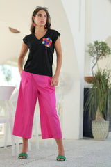 Camiseta negra bordada con aplicacion flor escote pico Lolitas&L