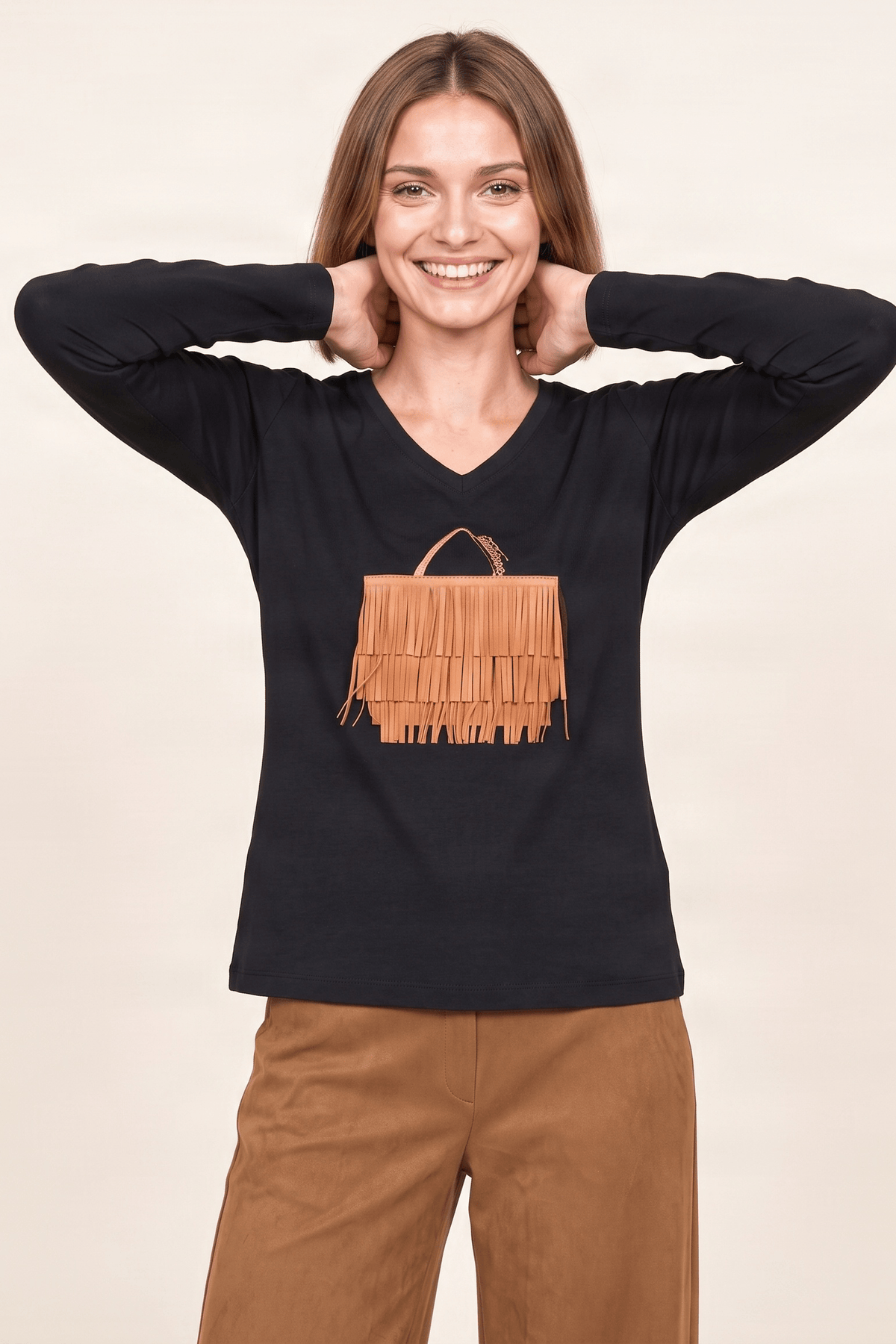 Camiseta negra con bolsito de flecos marron manga larga Lolitas&L - lolitasyl.com