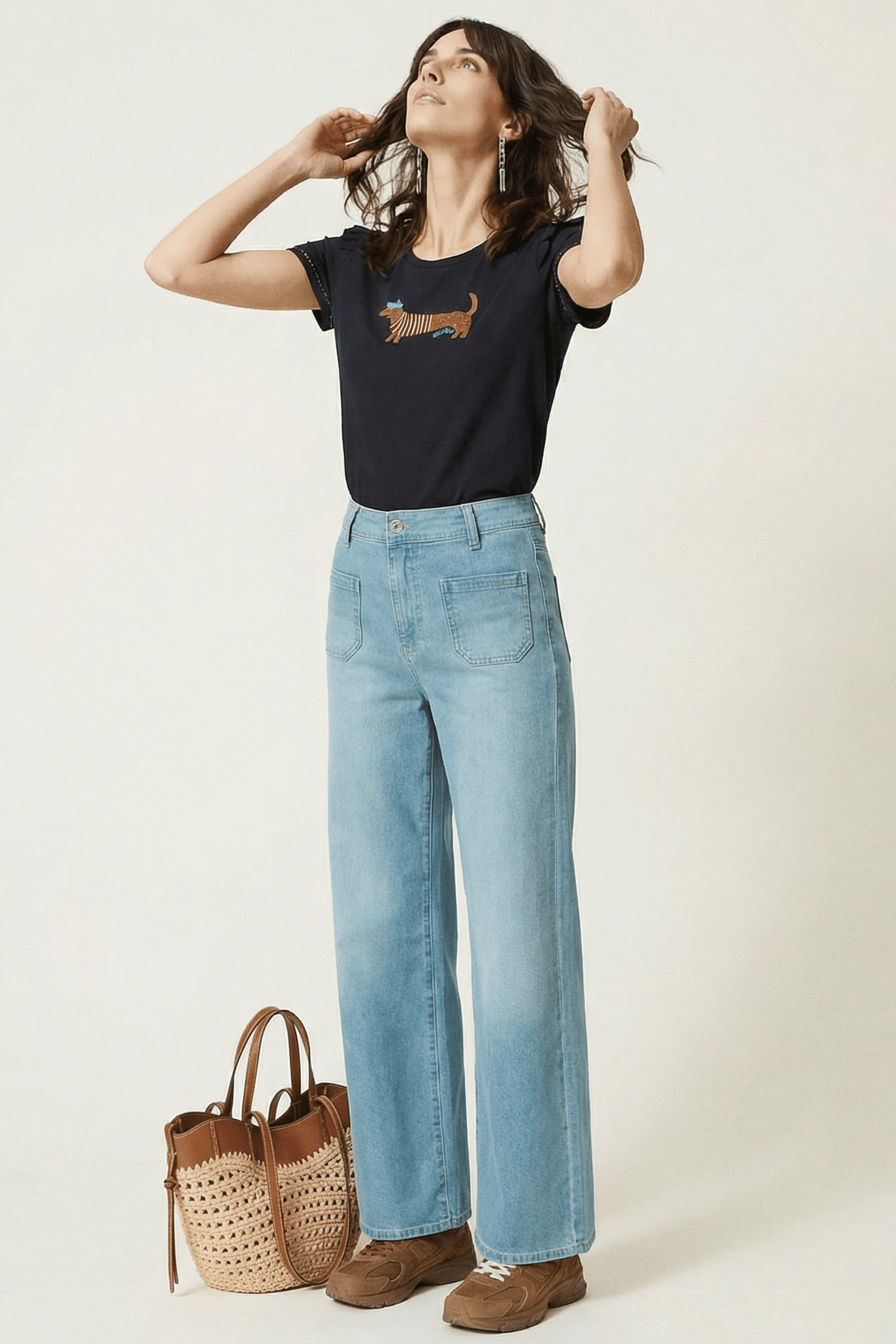 Camiseta negra con bordado perro salchicha en el delantero Lolitas&L - lolitasyl.com