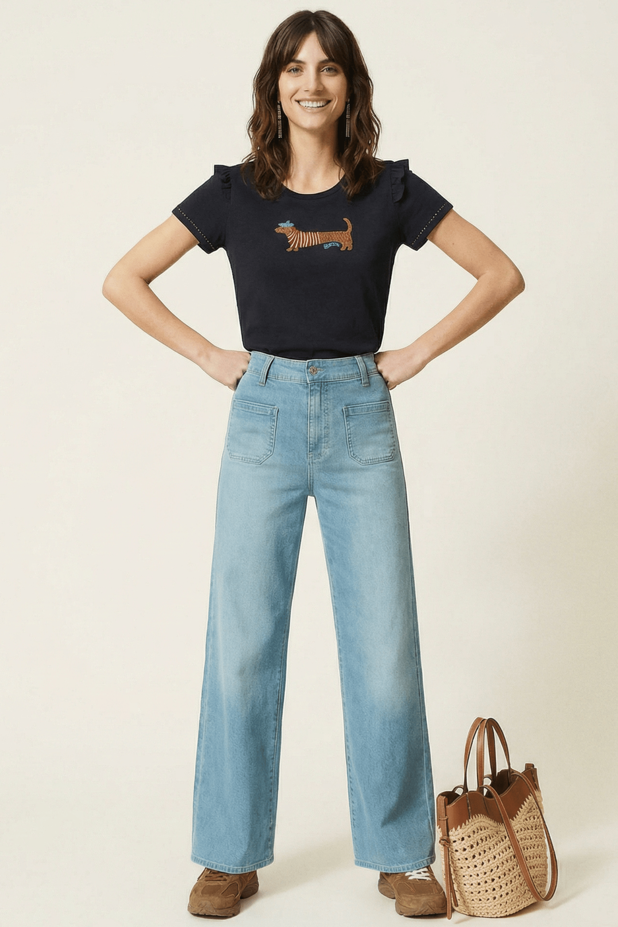 Camiseta negra con bordado perro salchicha en el delantero Lolitas&L - lolitasyl.com