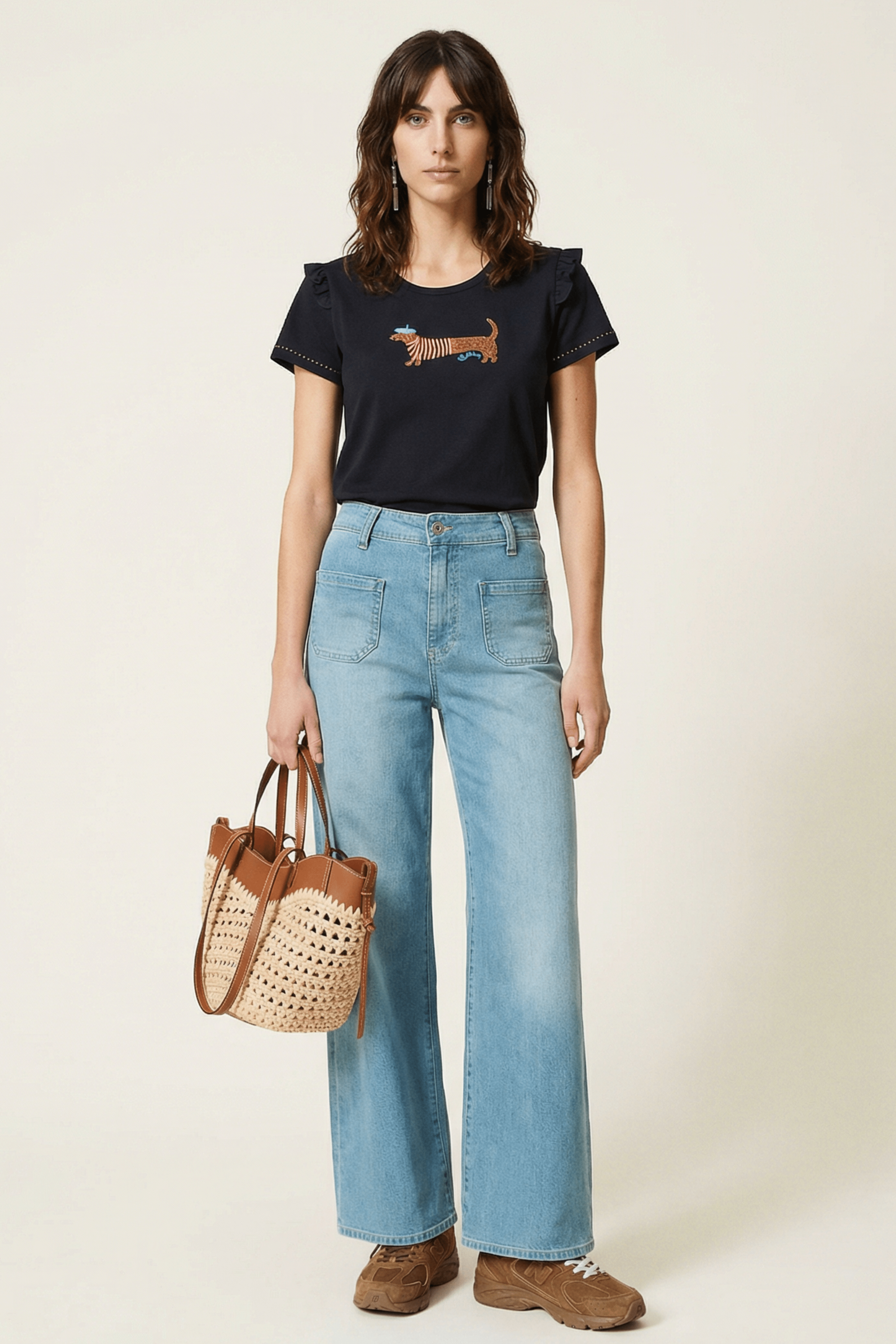 Camiseta negra con bordado perro salchicha en el delantero Lolitas&L - lolitasyl.com