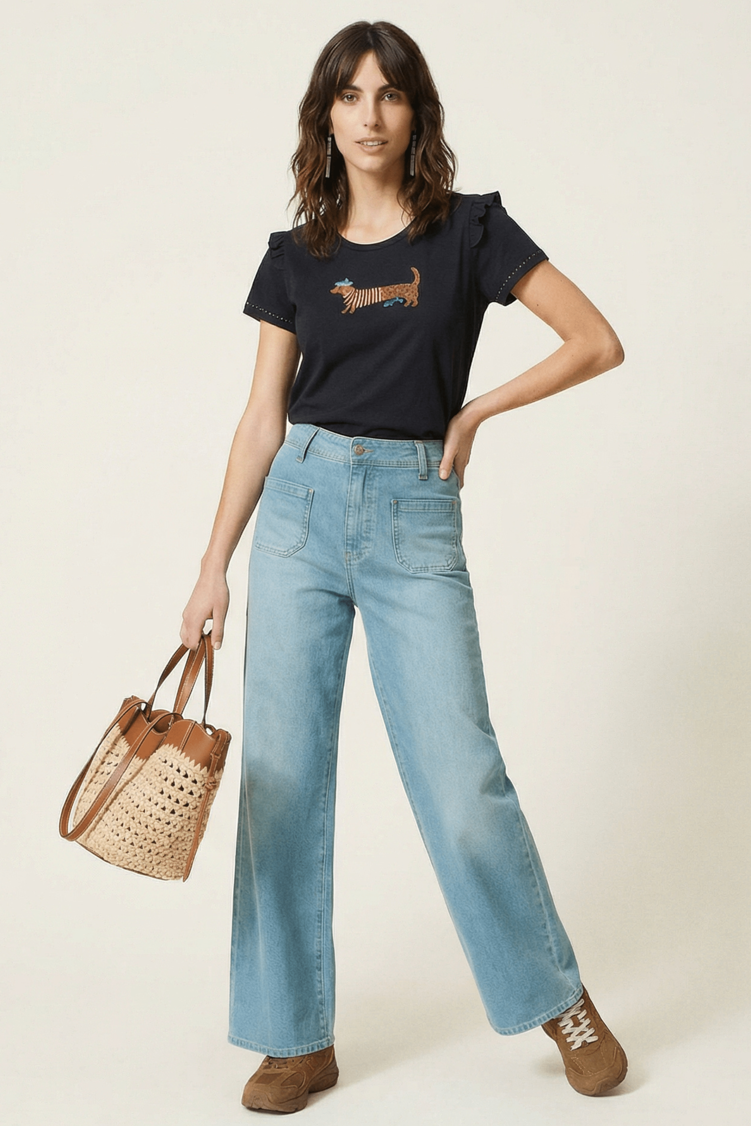 Camiseta negra con bordado perro salchicha en el delantero Lolitas&L - lolitasyl.com