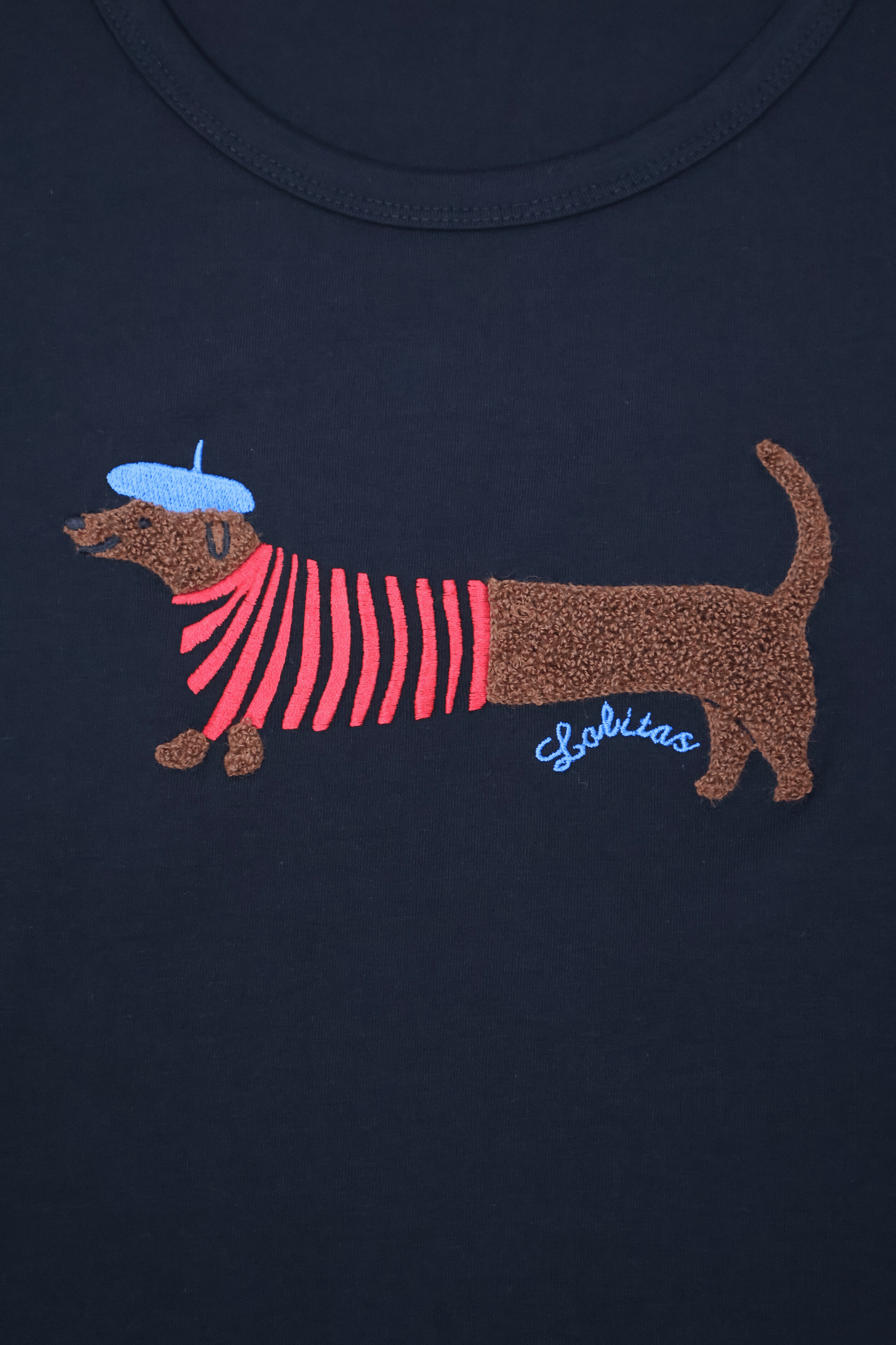 Camiseta negra con bordado perro salchicha en el delantero Lolitas&L - lolitasyl.com