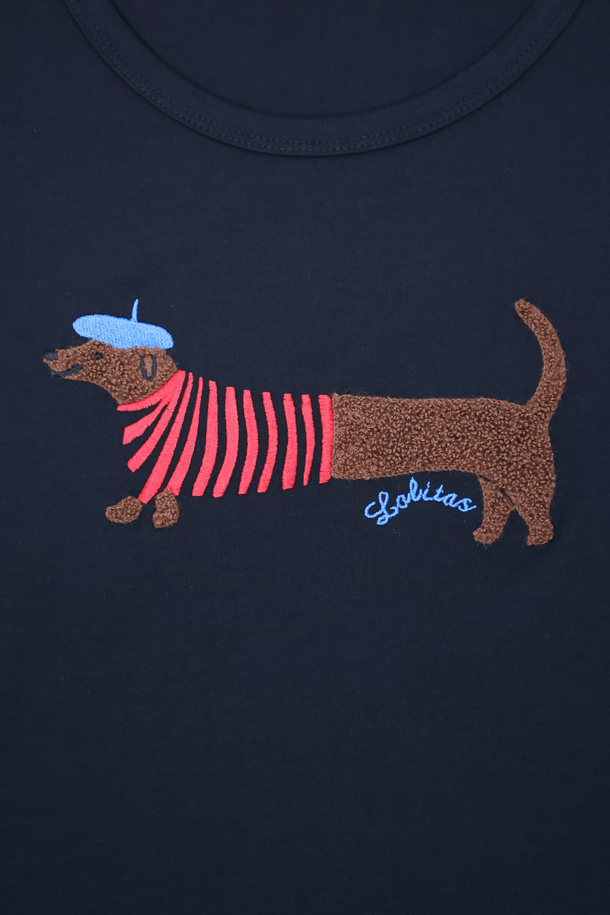 Camiseta negra con bordado perro salchicha en el delantero Lolitas&L - lolitasyl.com