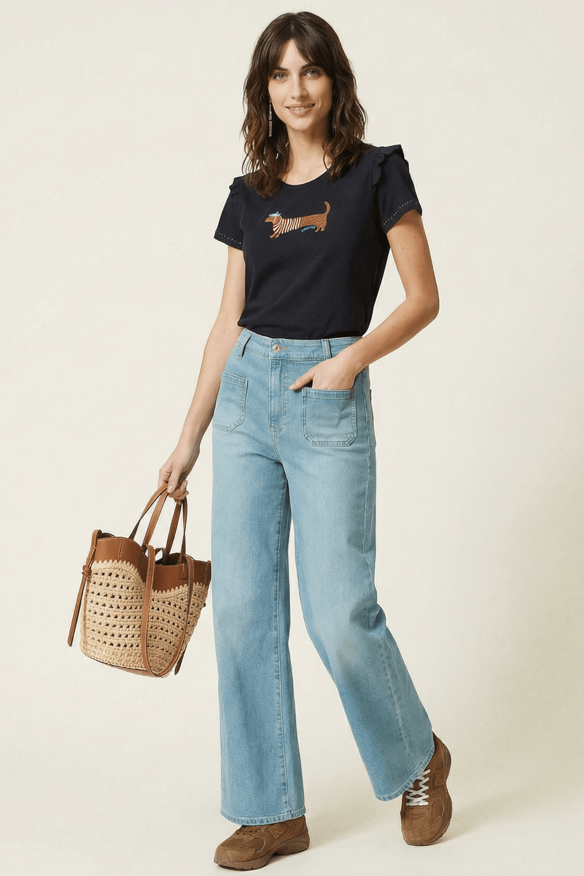 Camiseta negra con bordado perro salchicha en el delantero Lolitas&L - lolitasyl.com