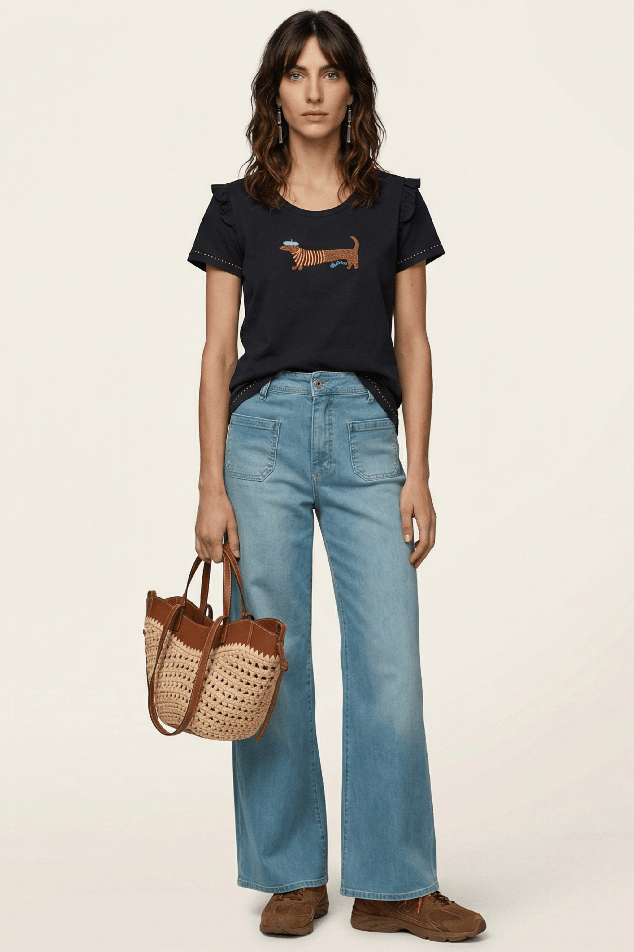 Camiseta negra con bordado perro salchicha en el delantero Lolitas&L - lolitasyl.com