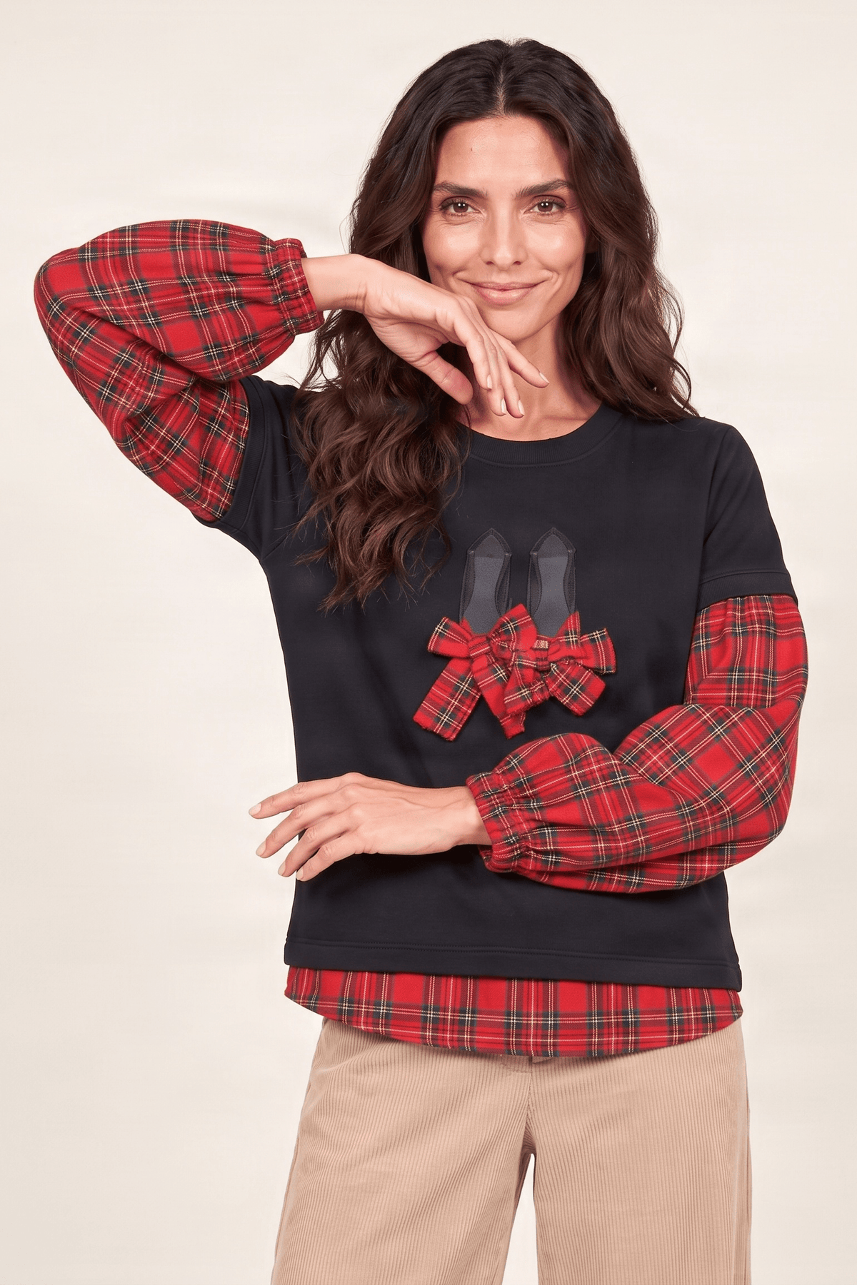 Camiseta negra con cuadro escoces rojo bordado zapatillas Lolitas&L - lolitasyl.com
