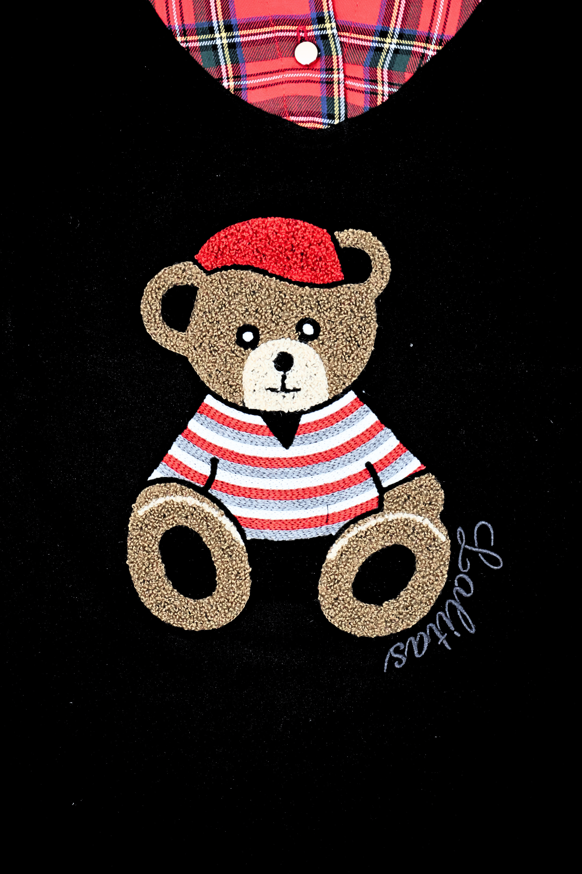 Camiseta negra con cuadro escoces verde y bordado osito Lolitas&L - lolitasyl.com