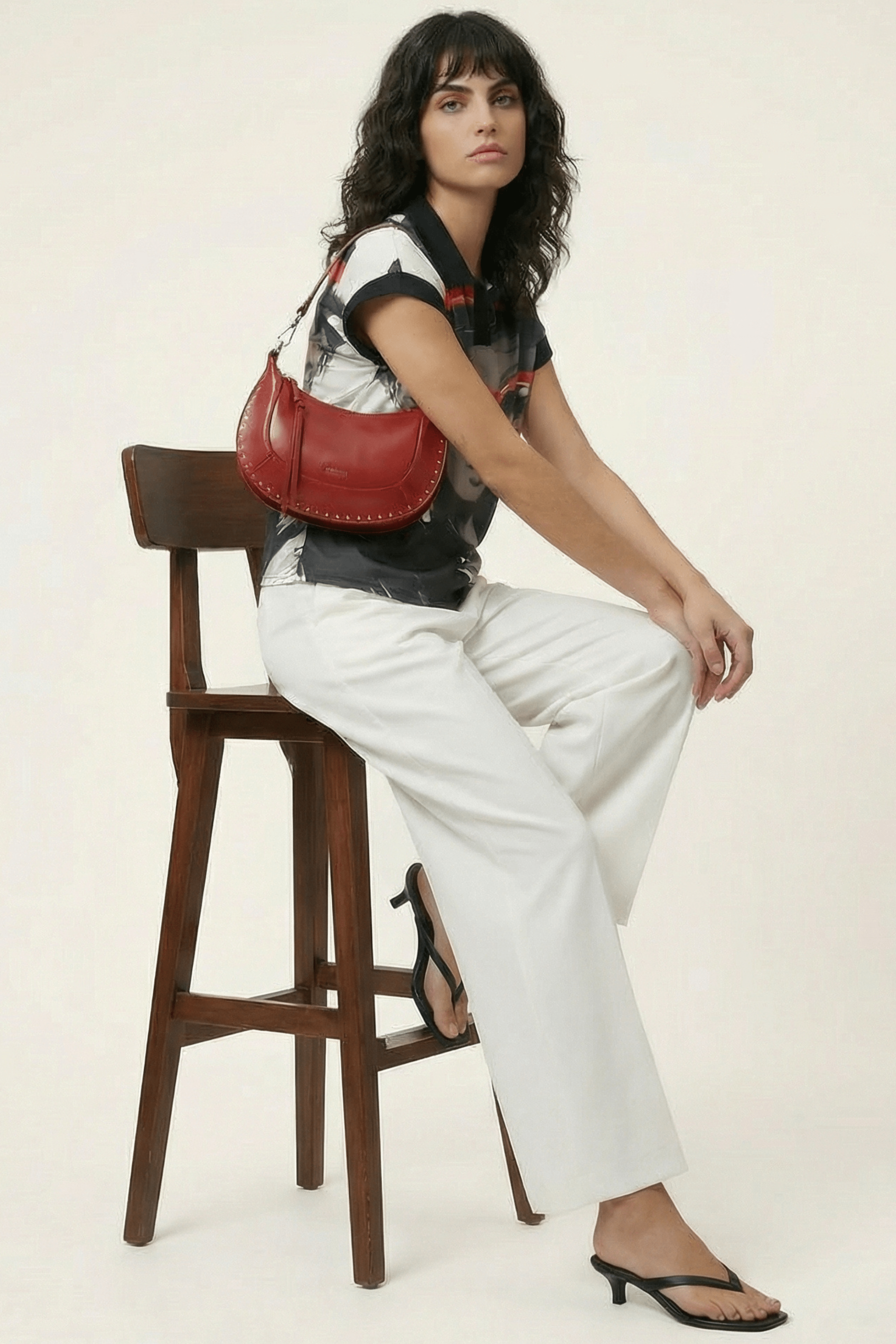 Camiseta negra con estampado silueta con gafas rojas Lolitas&L - lolitasyl.com