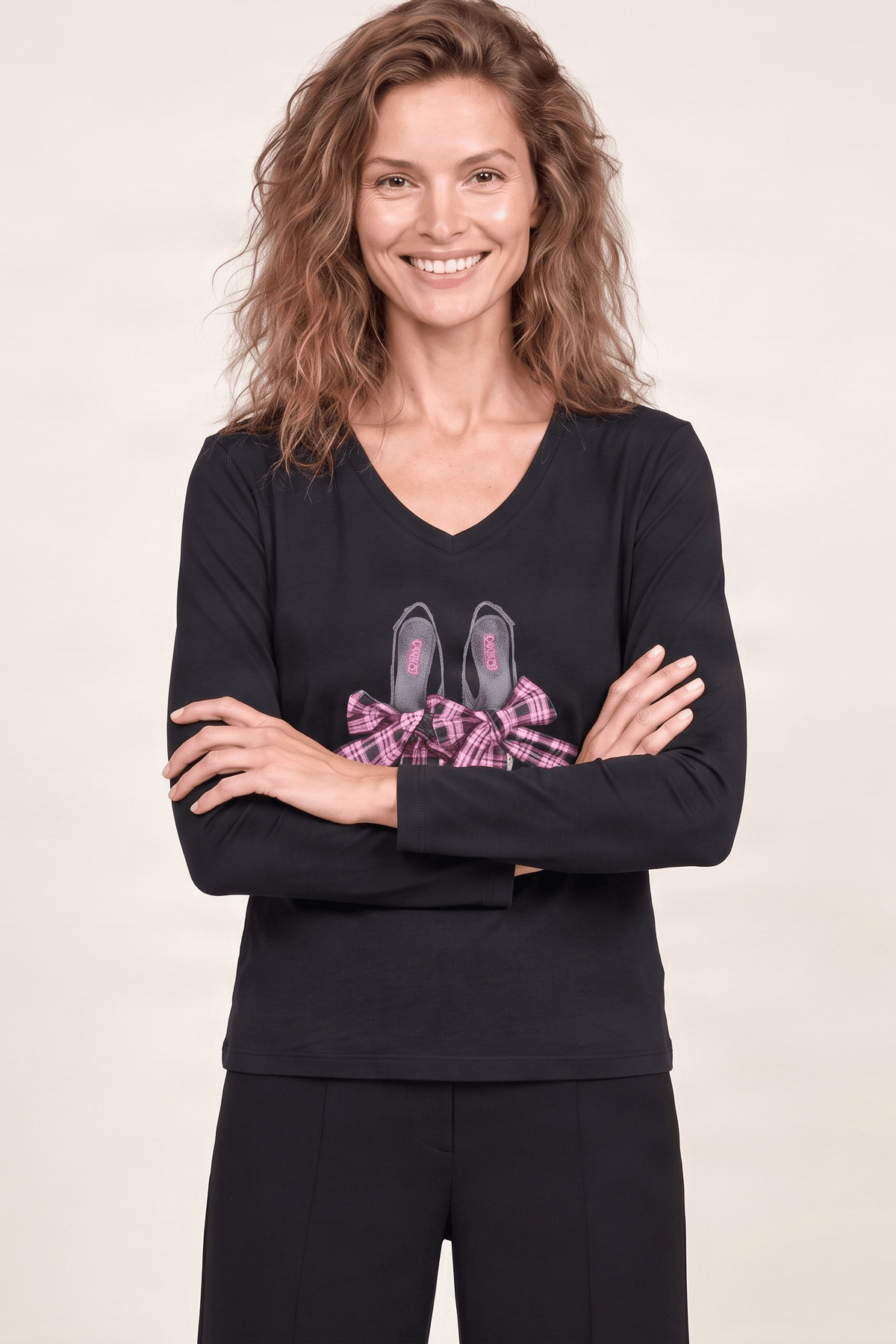 Camiseta negra con zapatillas bordadas y lazos manga larga Lolitas&L - lolitasyl.com