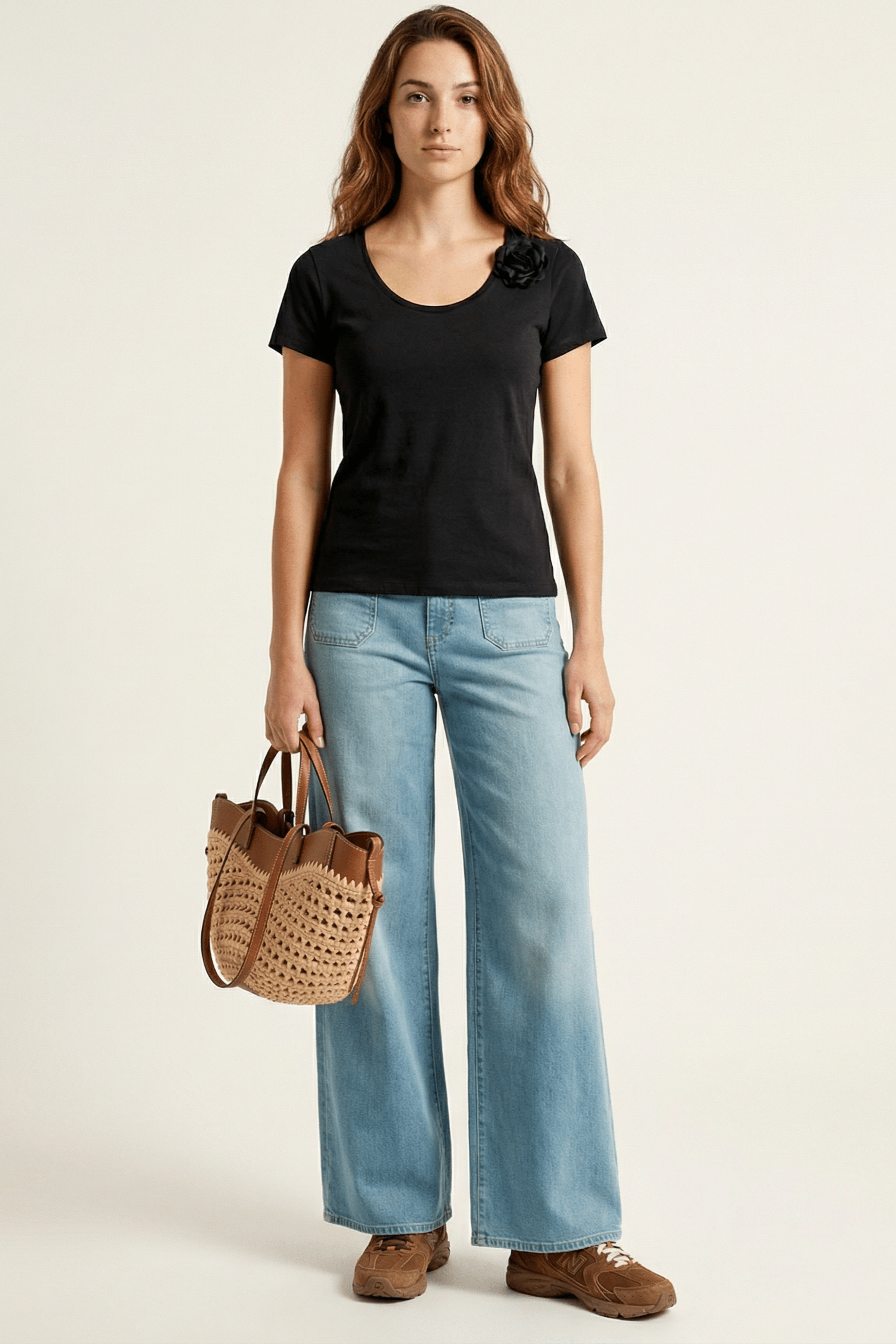 Camiseta negra escote redondo con flor Lolitas&L - lolitasyl.com