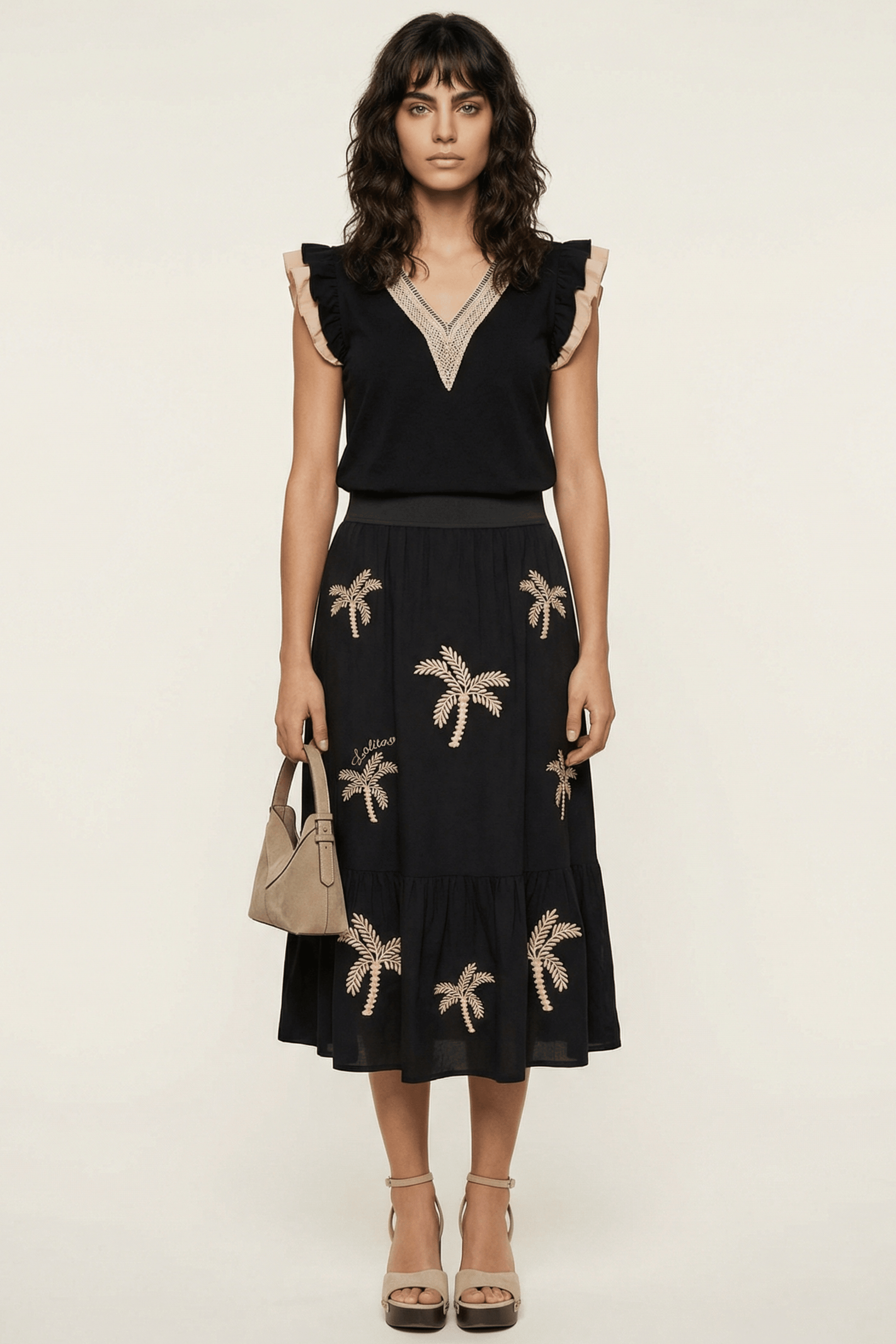 Camiseta negra escote uve con encaje contraste Lolitas&L - lolitasyl.com