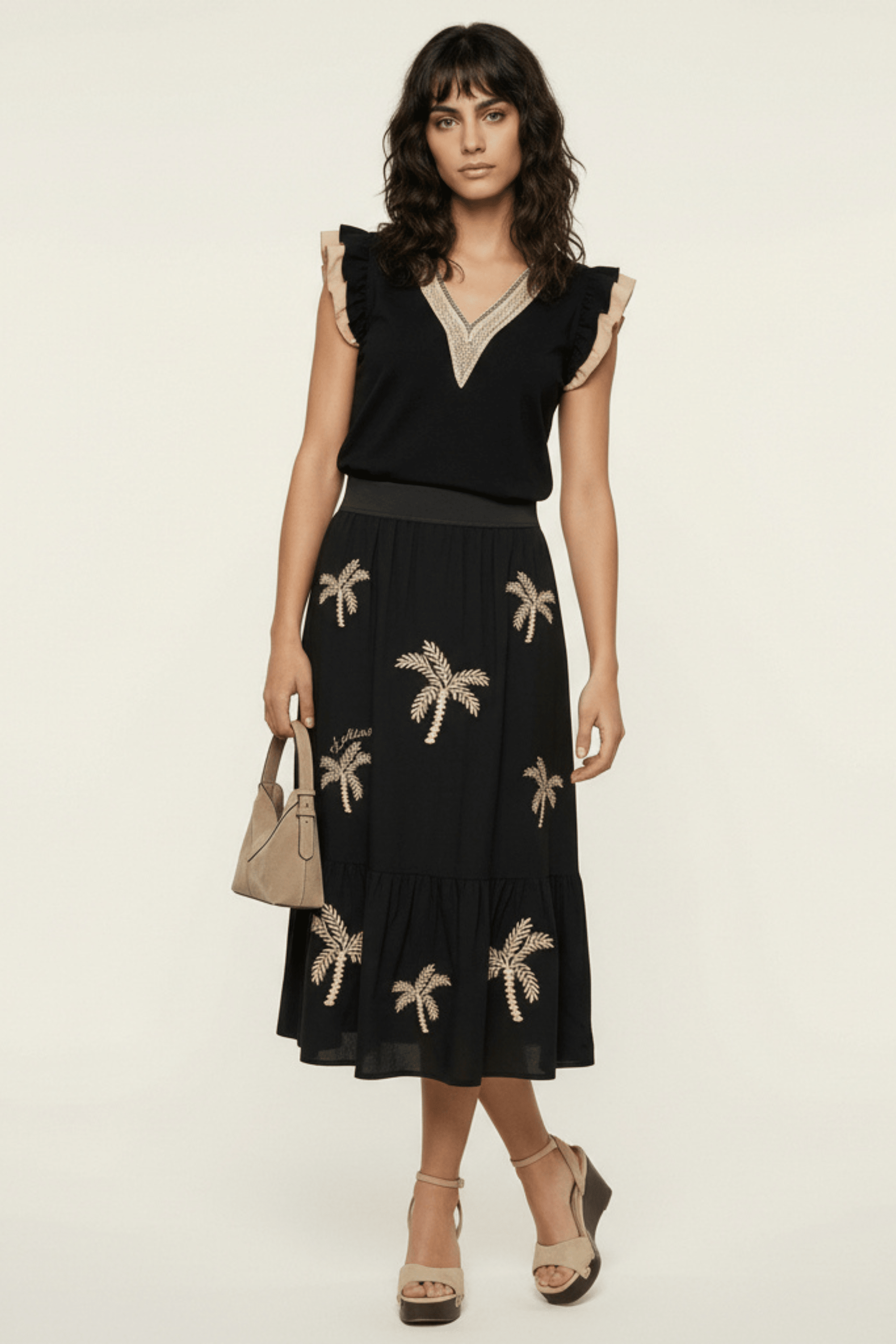 Camiseta negra escote uve con encaje contraste Lolitas&L - lolitasyl.com