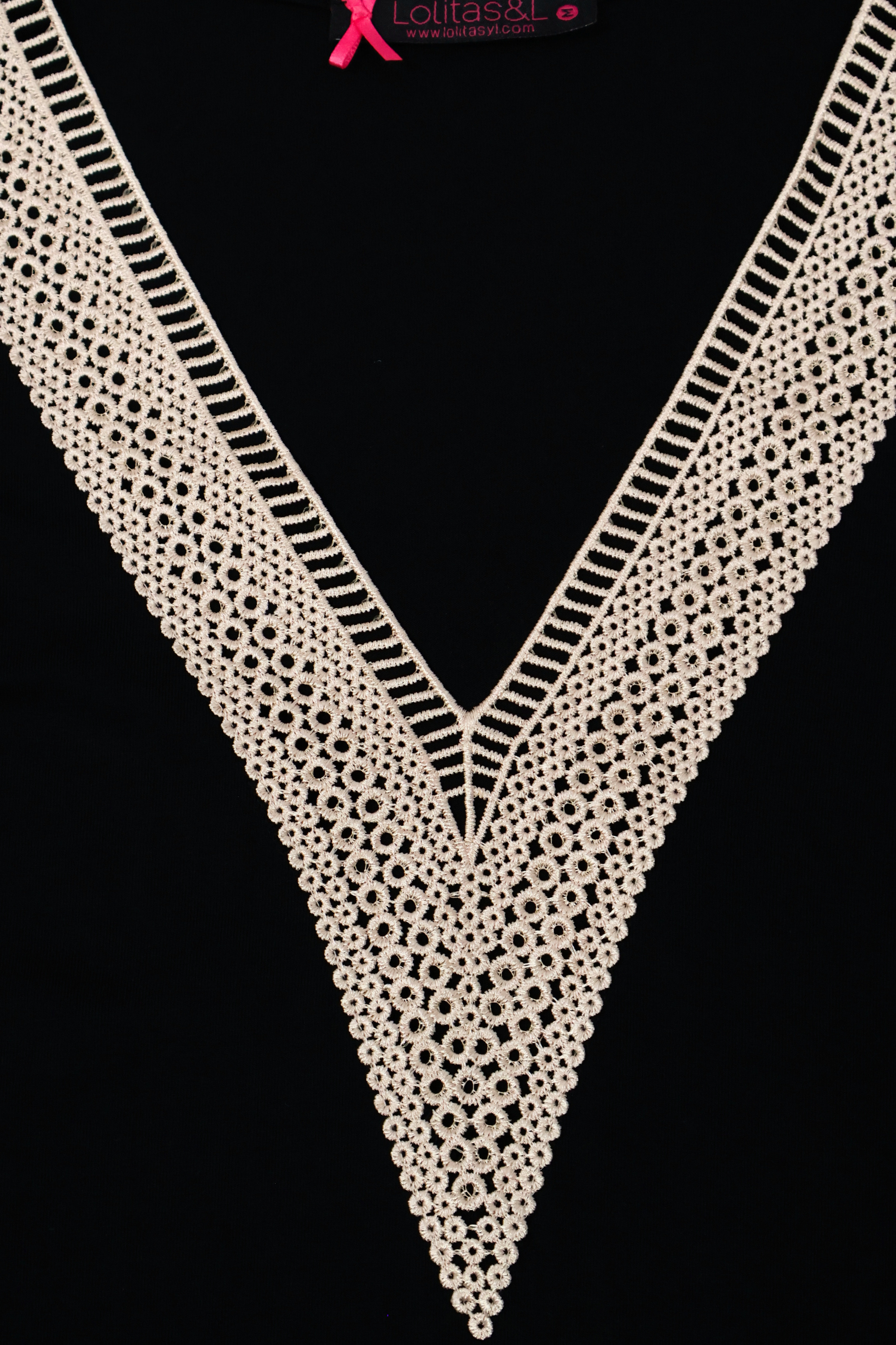 Camiseta negra escote uve con encaje contraste Lolitas&L