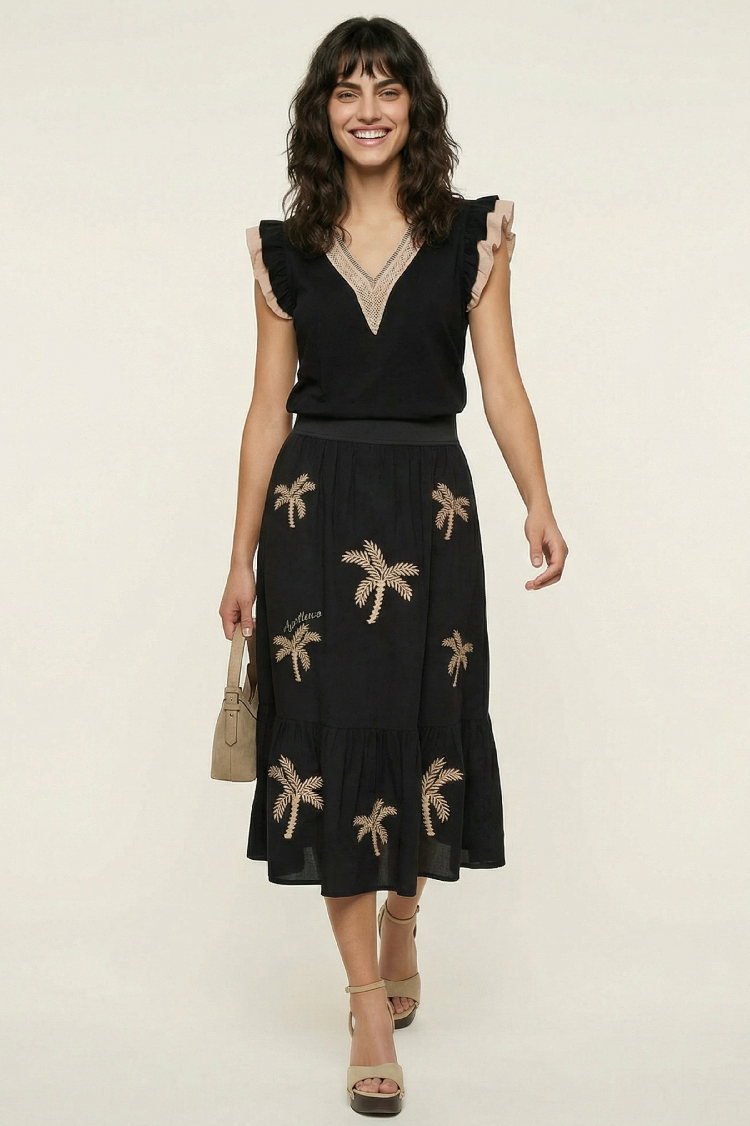 Camiseta negra escote uve con encaje contraste Lolitas&L