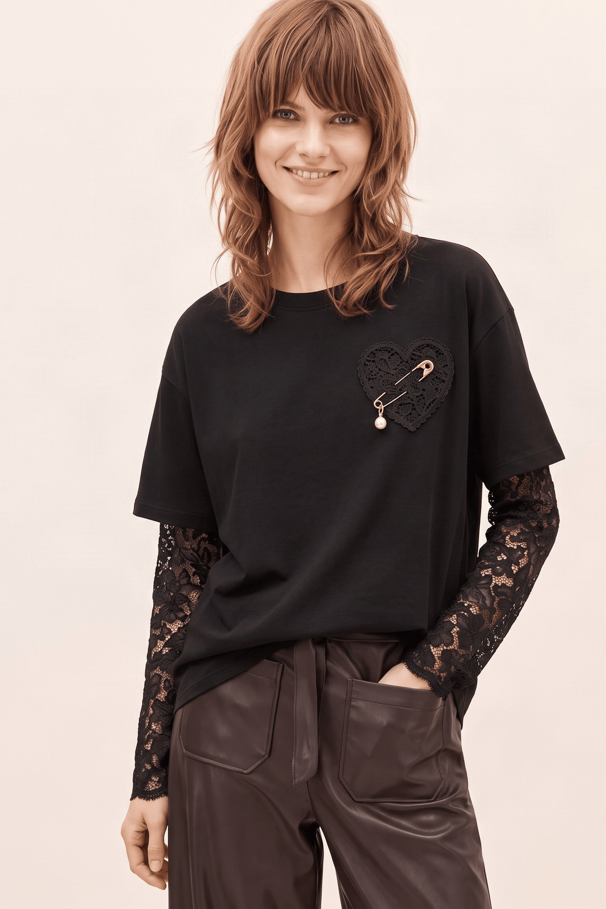 Camiseta Negra Oversize con Mangas de Encaje y Accesorio Corazón – Lolitas&L - lolitasyl.com