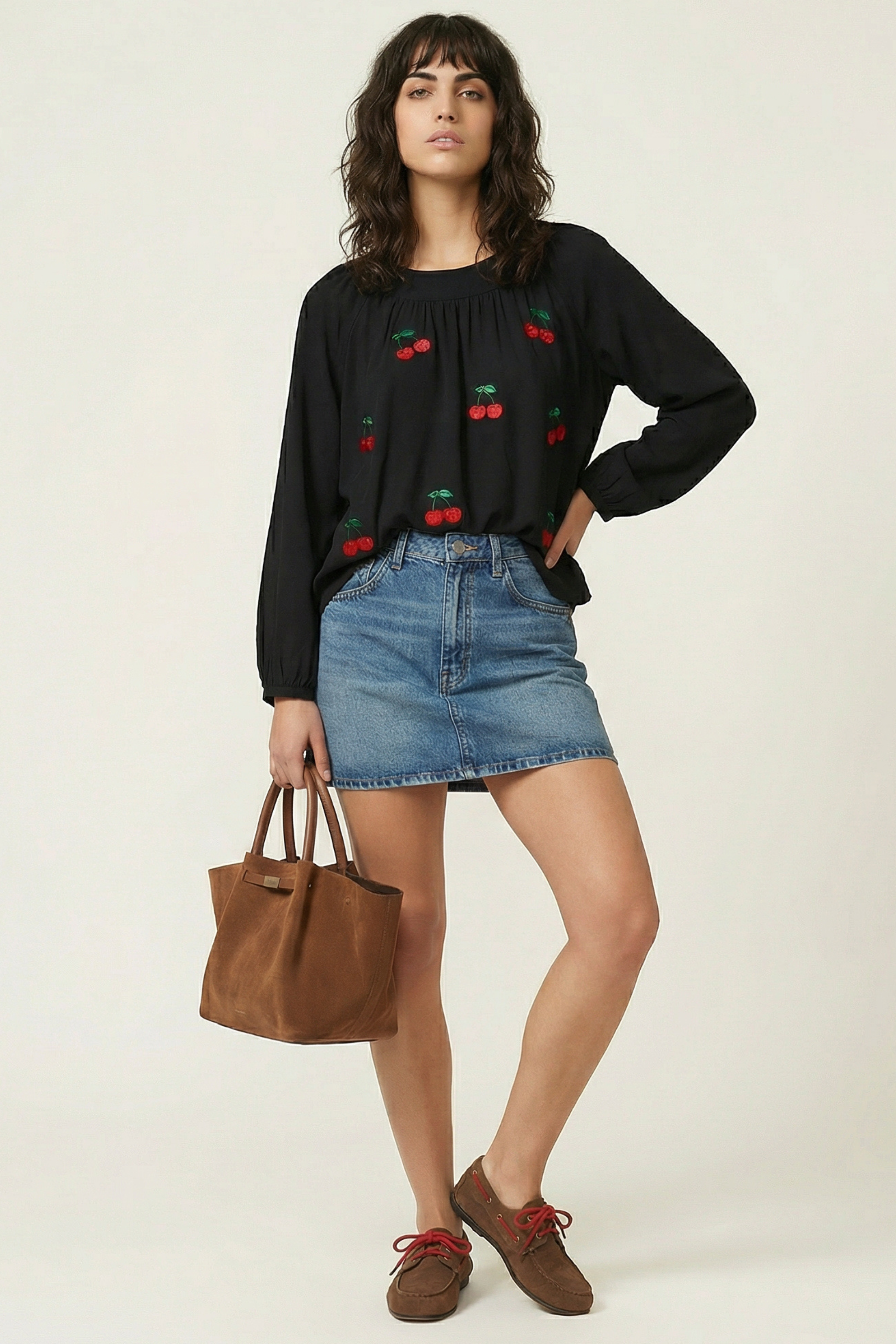 Camiseta negra raglan con bordado cerezas Lolitas&L