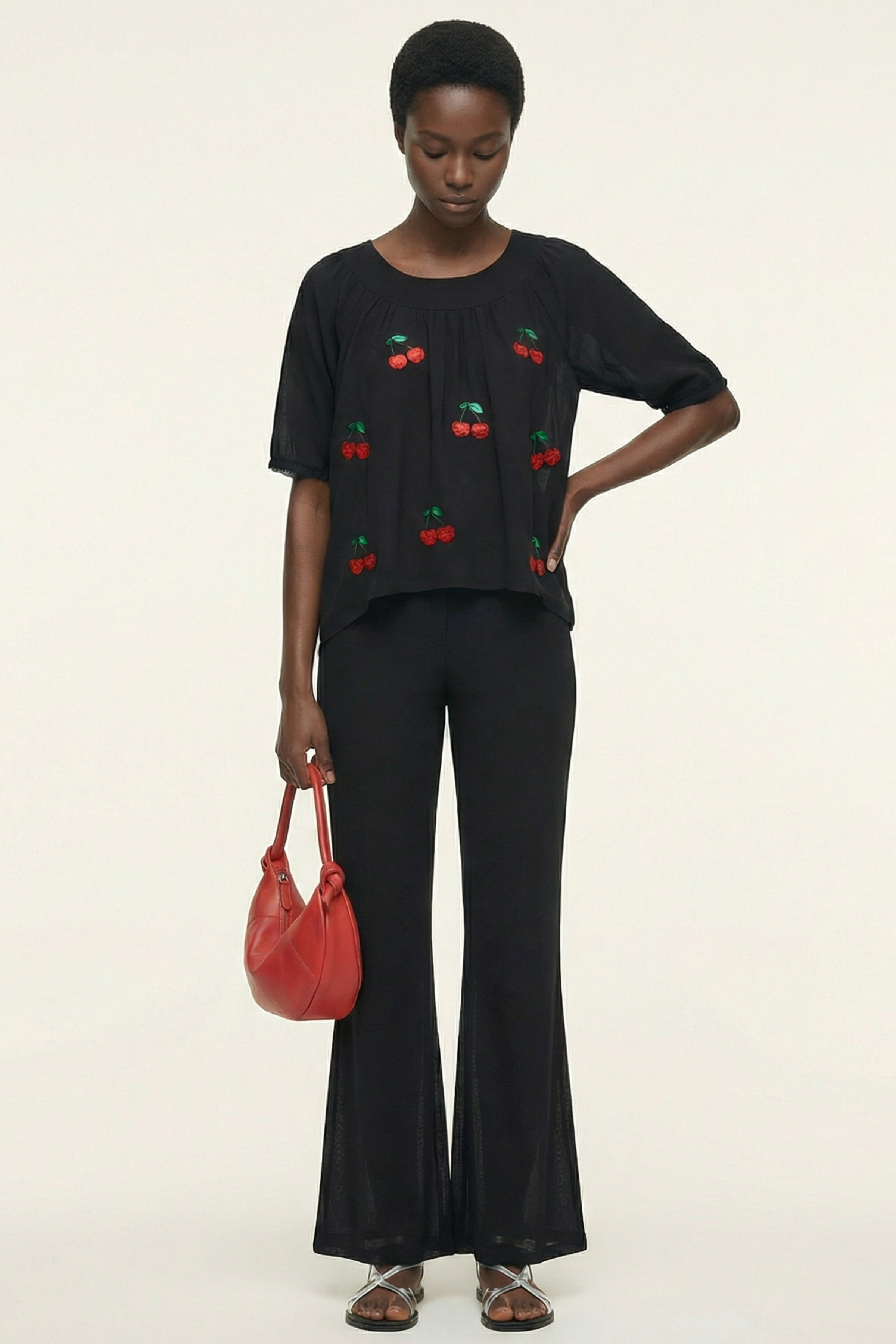 Camiseta negra raglan con bordado cerezas Lolitas&L