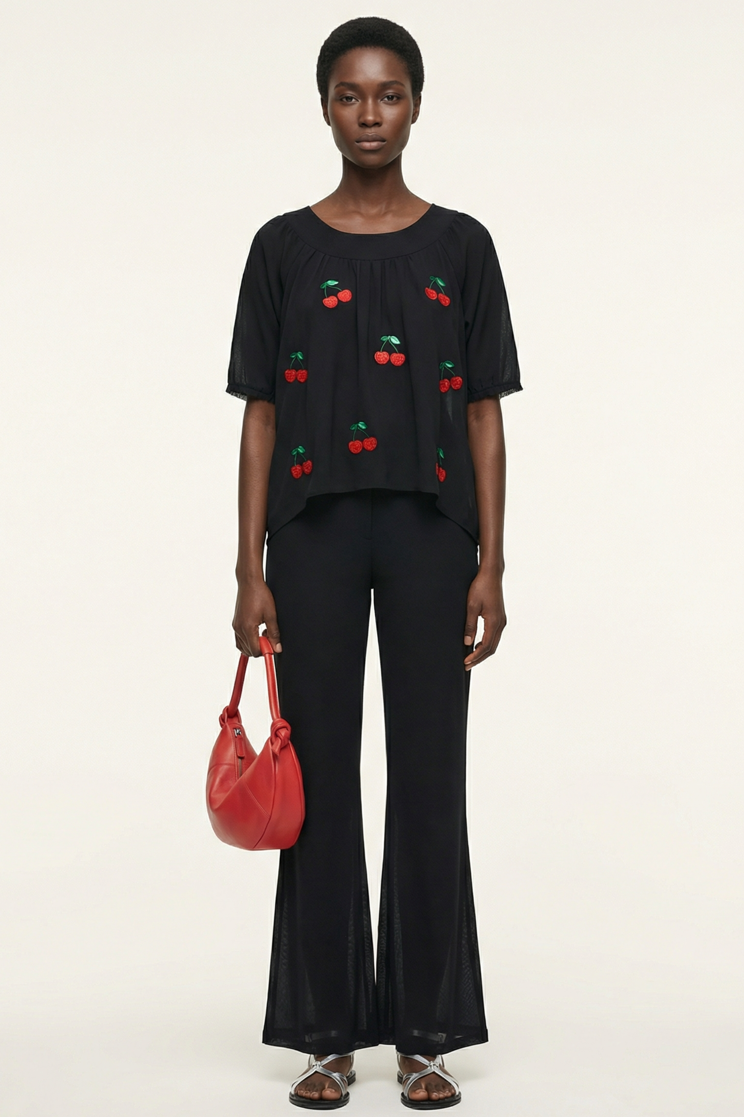 Camiseta negra raglan con bordado cerezas Lolitas&L