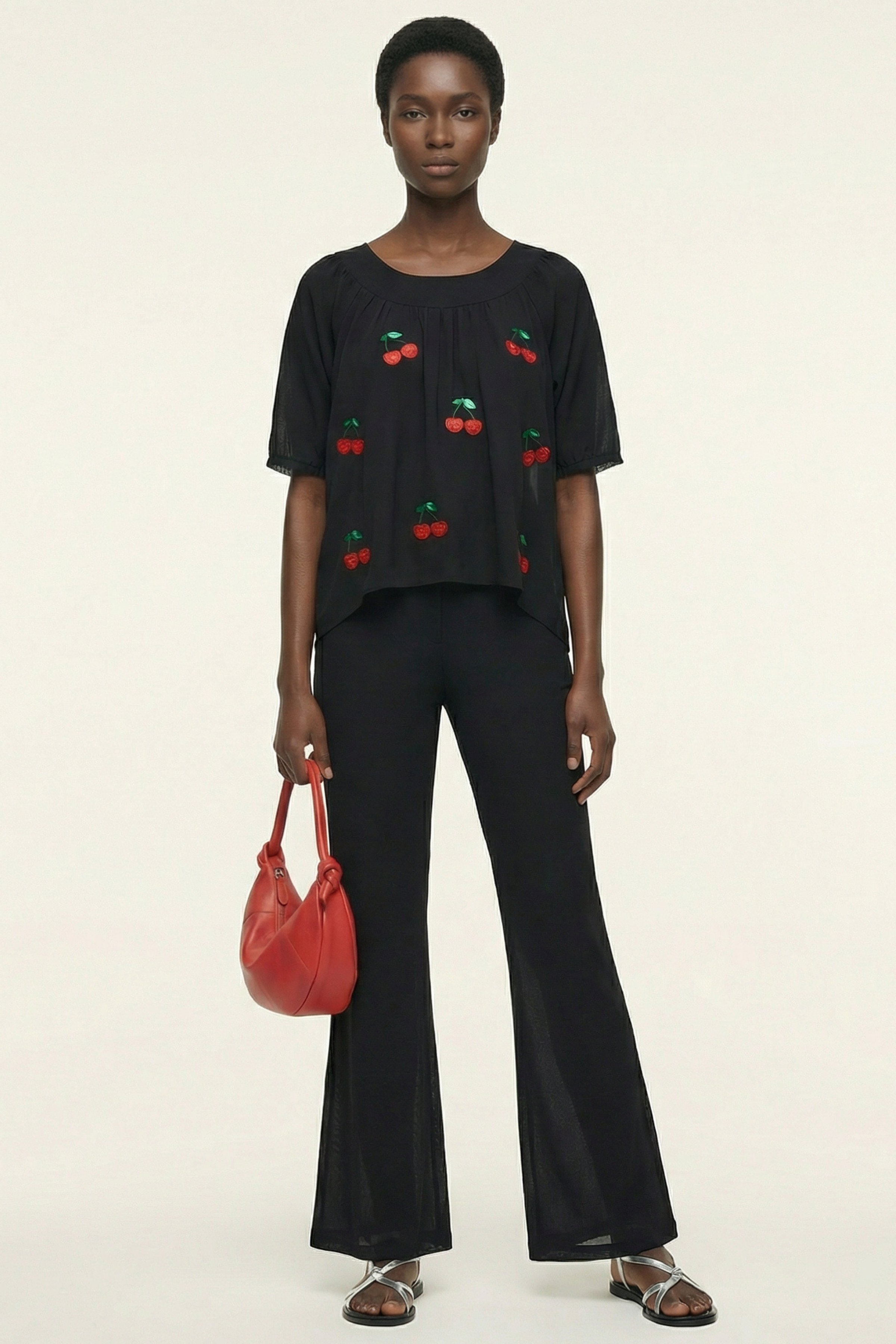 Camiseta negra raglan con bordado cerezas Lolitas&L