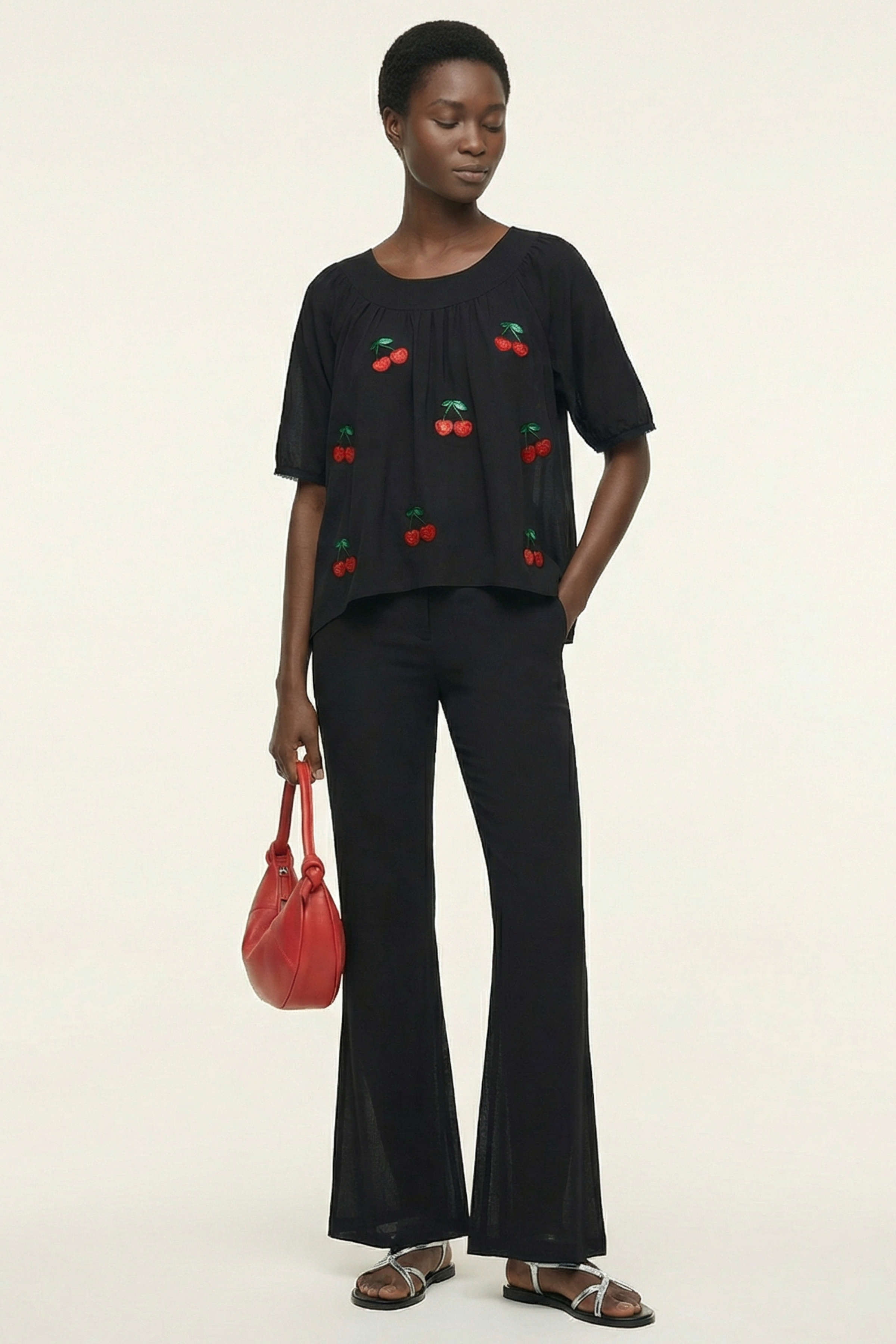 Camiseta negra raglan con bordado cerezas Lolitas&L