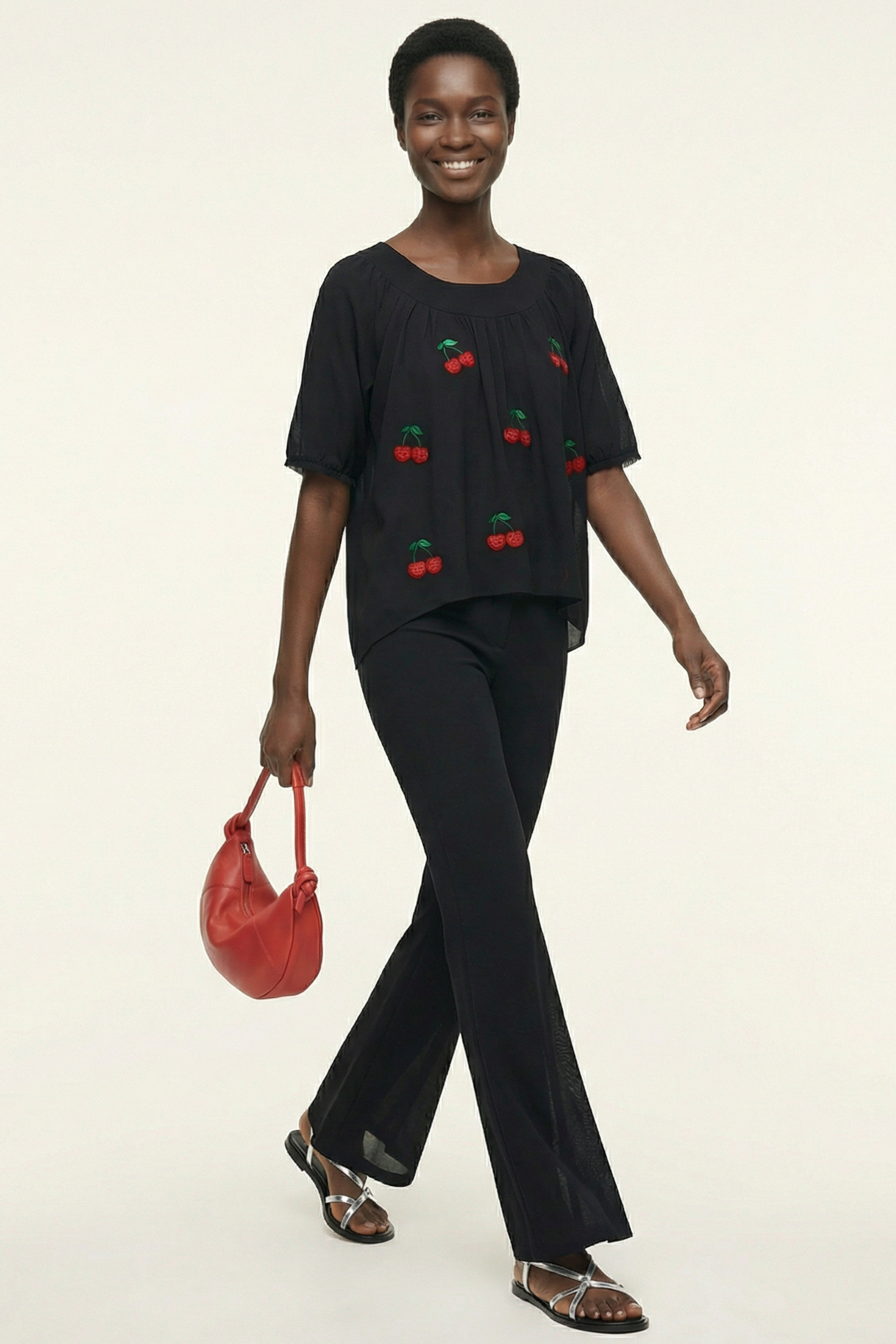 Camiseta negra raglan con bordado cerezas Lolitas&L