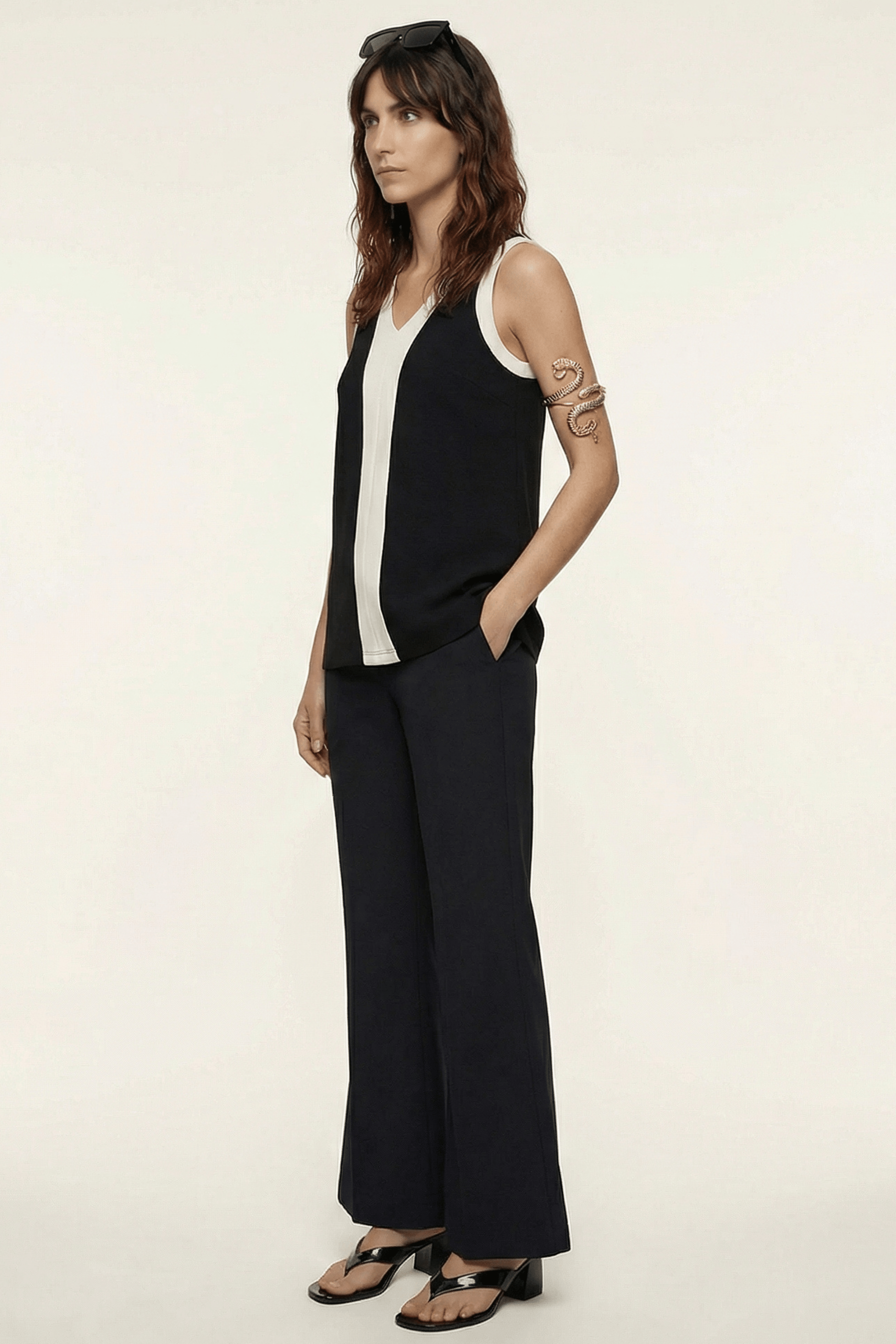 Camiseta negra tirantes con corte en contraste Lolitas&L - lolitasyl.com