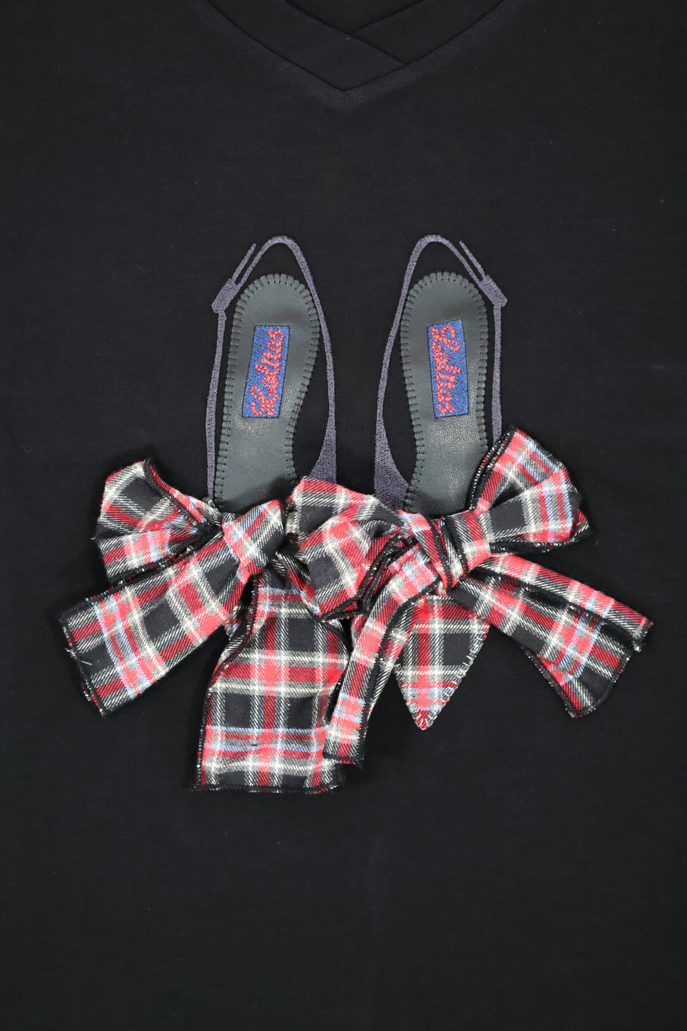 Camiseta negra con zapatillas bordadas y lazos manga larga Lolitas&L