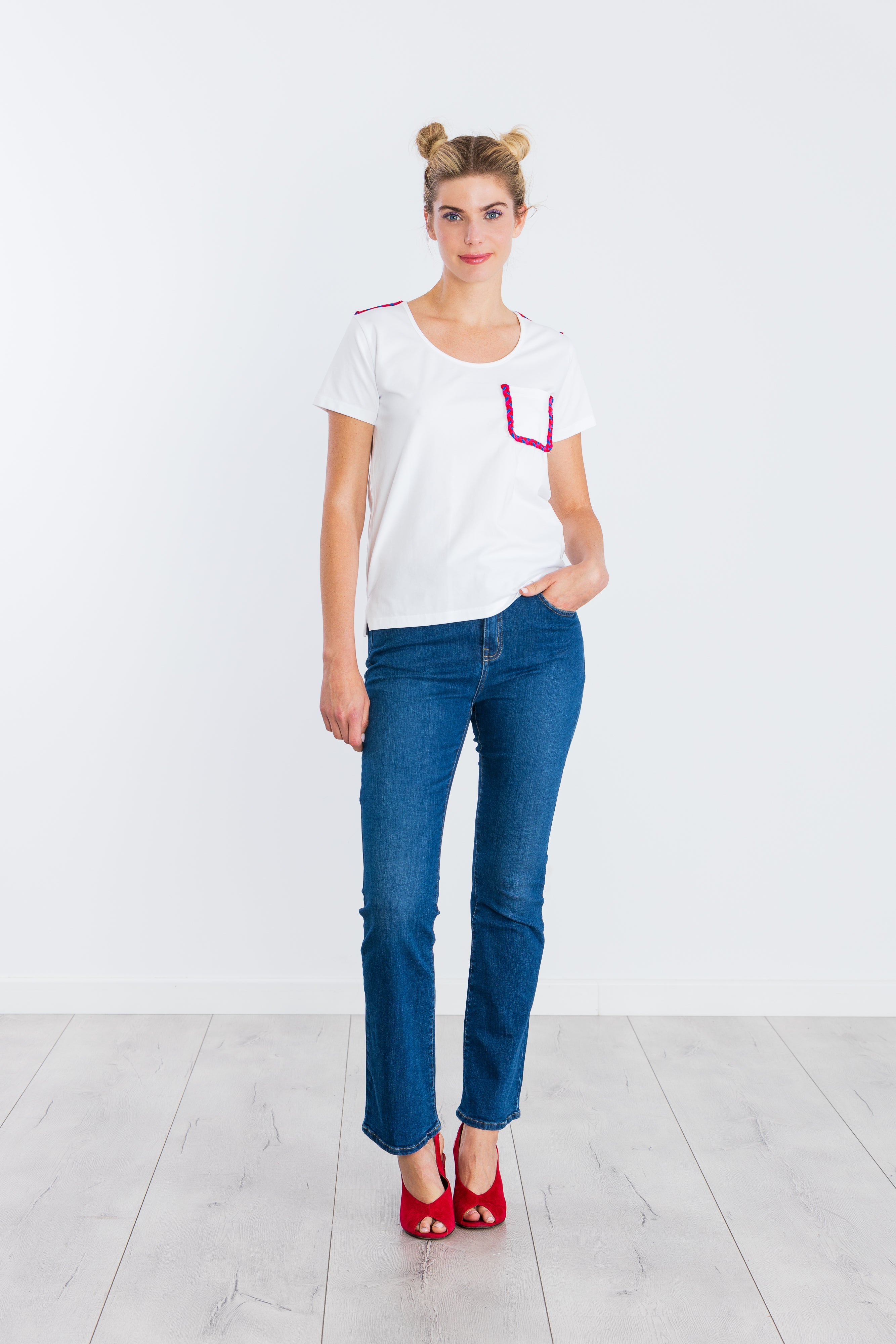 Camiseta Preloved blanca con bolsillo trenzao fucsia LolitasyL - lolitasyl.com