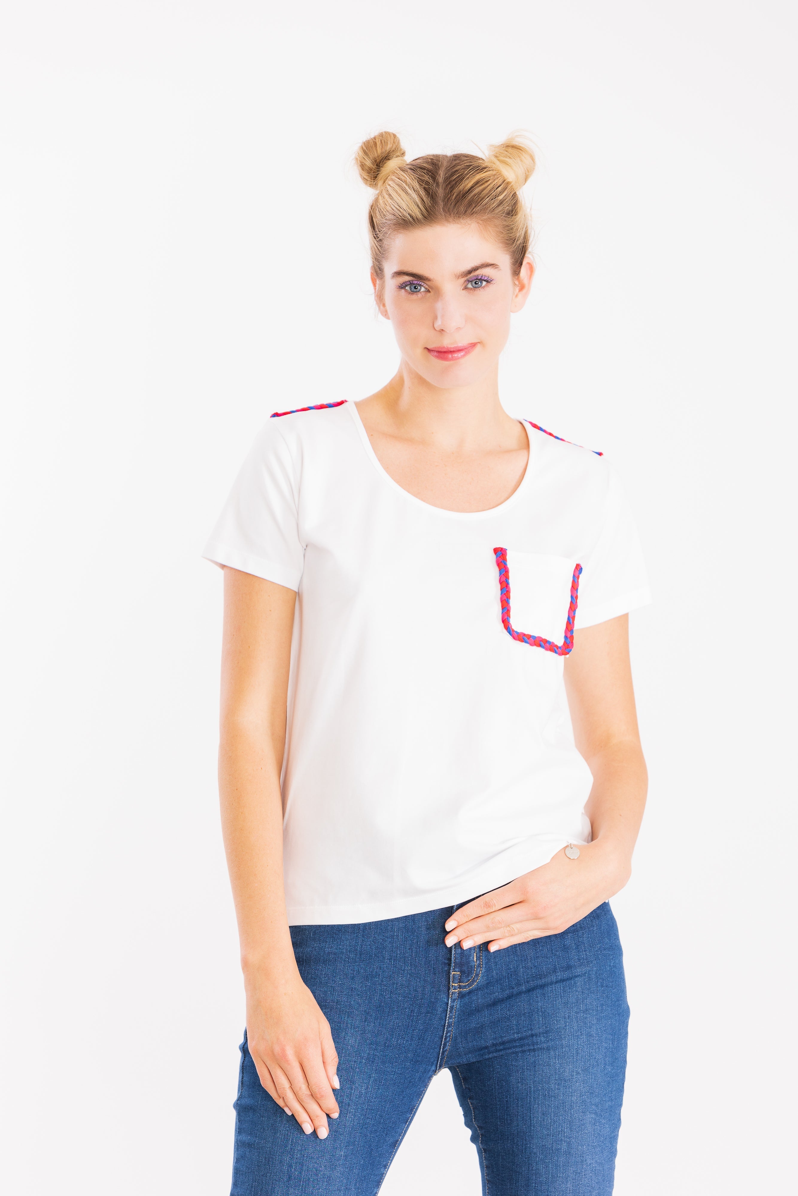 Camiseta Preloved blanca con bolsillo trenzao fucsia LolitasyL - lolitasyl.com