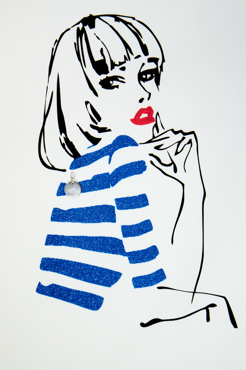 Camiseta preloved blanca escote asimetrico con estampado silueta Lolitas&L - lolitasyl.com