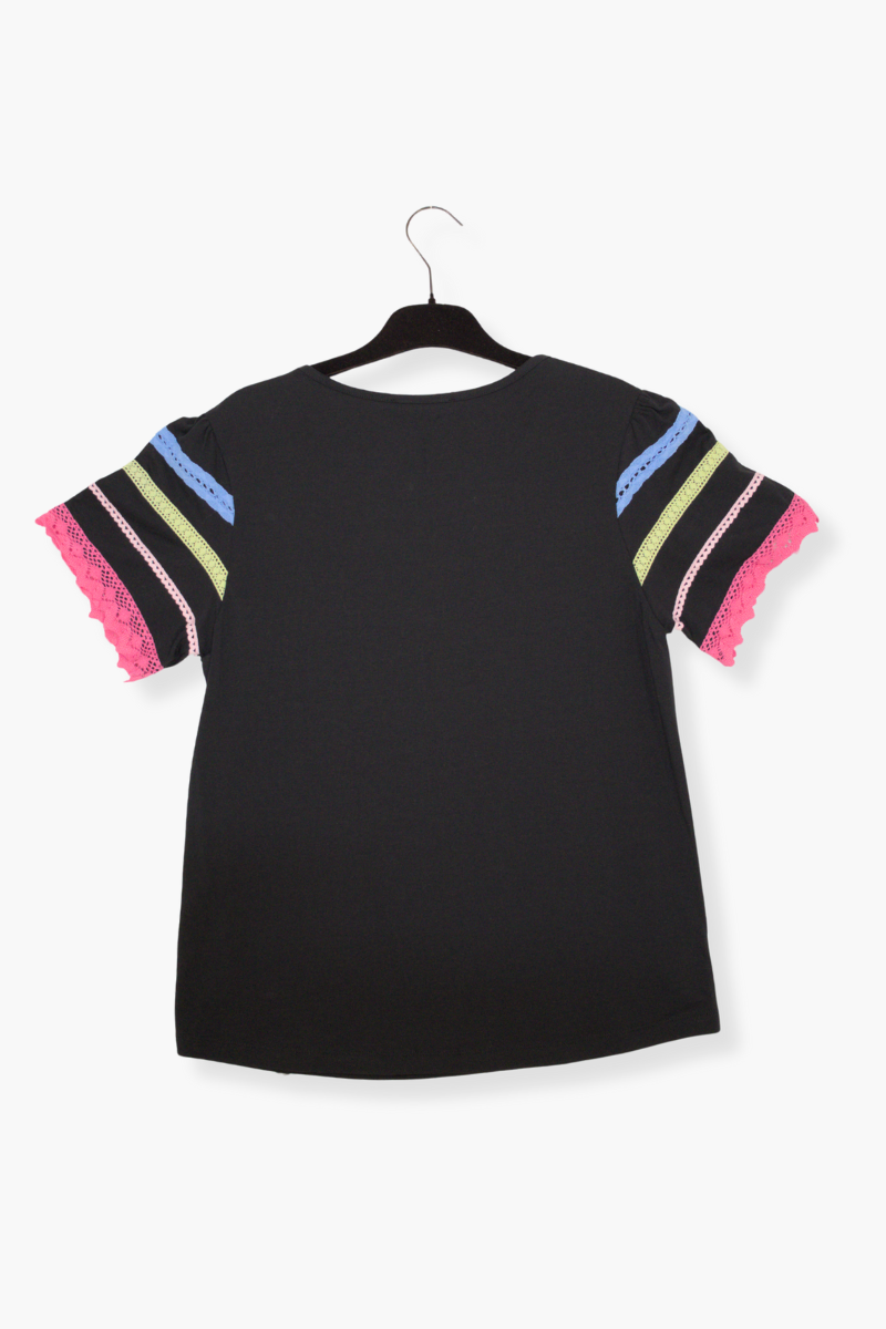 Camiseta Preloved negra con pasamaneria colores en la manga Lolitas&L