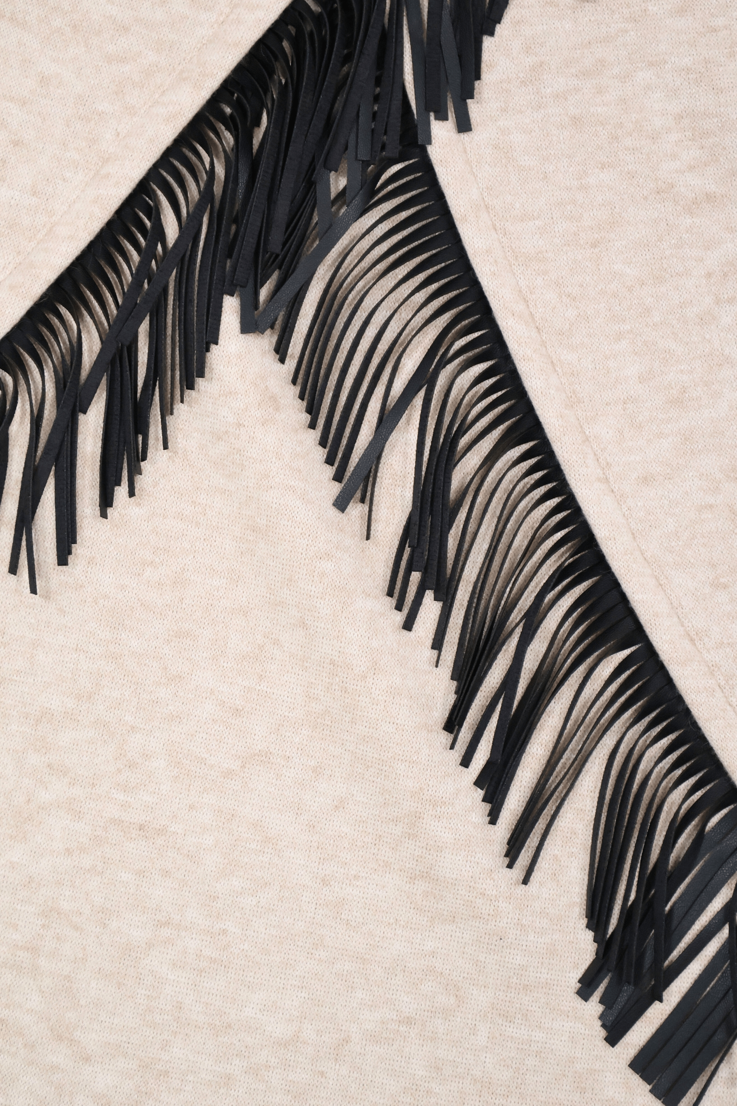 Camiseta punto beige con flecos polipiel Lolitas&L - lolitasyl.com