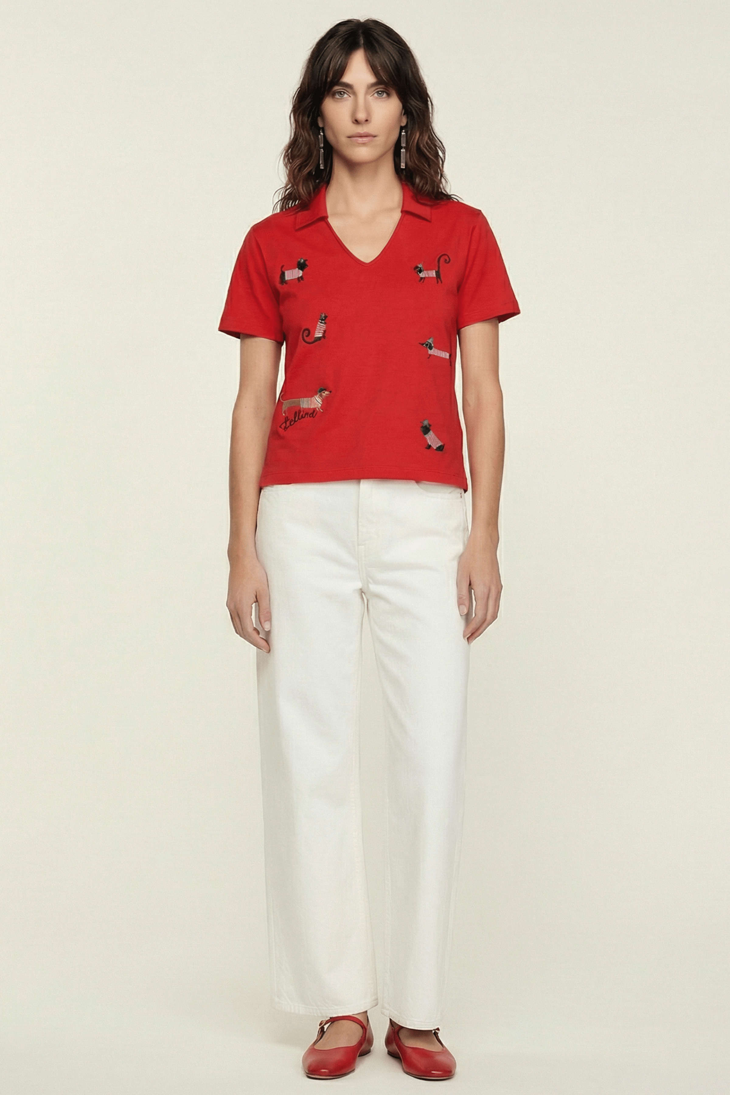 Camiseta roja cuello polo con bordado perritos Lolitas&L - lolitasyl.com