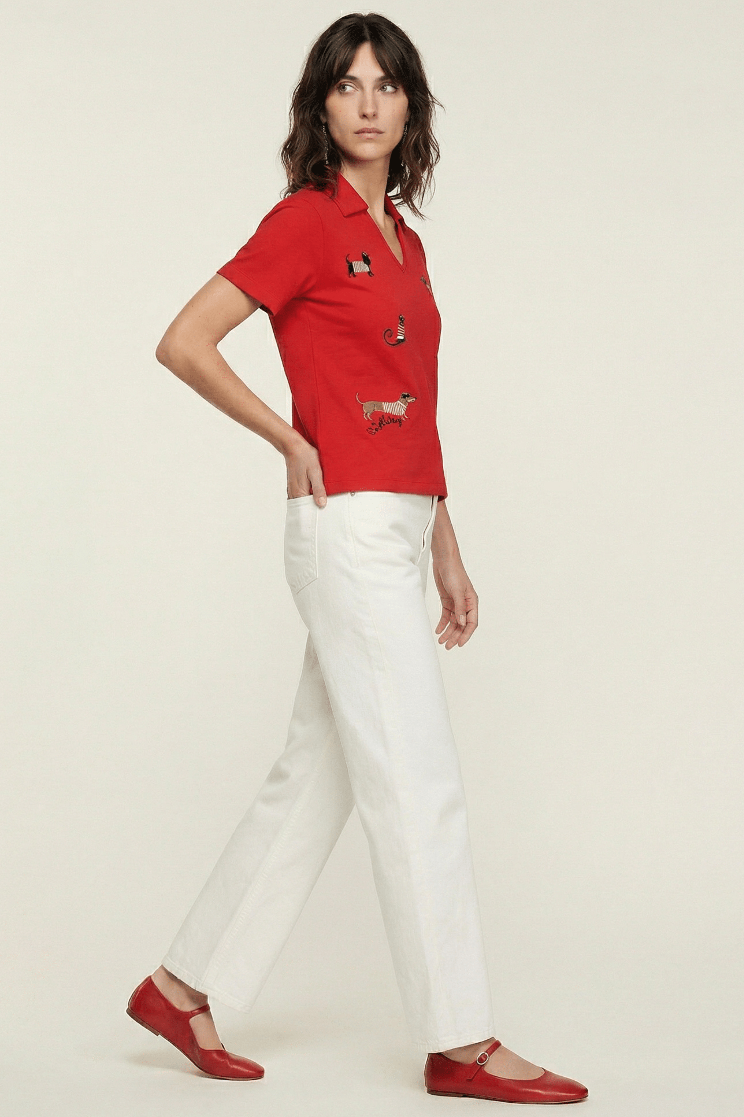 Camiseta roja cuello polo con bordado perritos Lolitas&L - lolitasyl.com