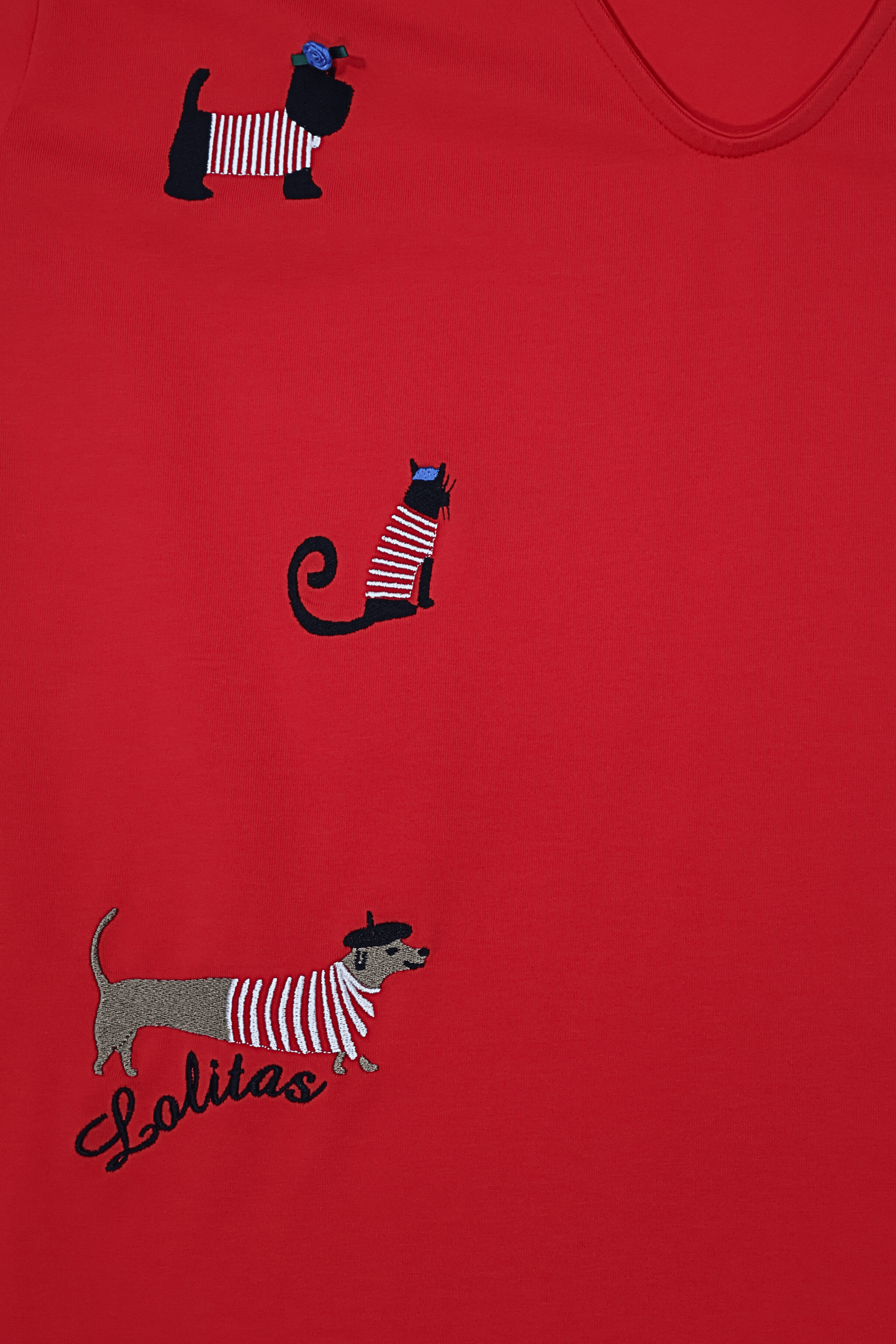 Camiseta roja cuello polo con bordado perritos Lolitas&L - lolitasyl.com
