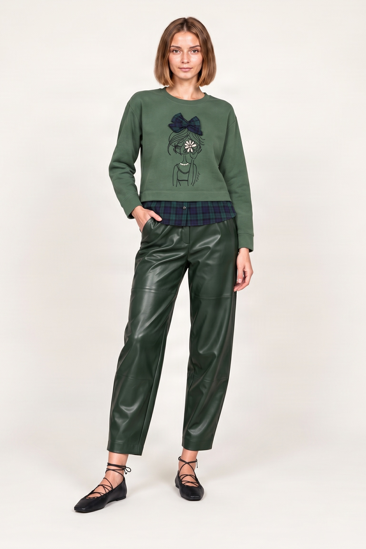 Camiseta verde con estampado muñeca y lazo cuadro escoces Lolitas&L