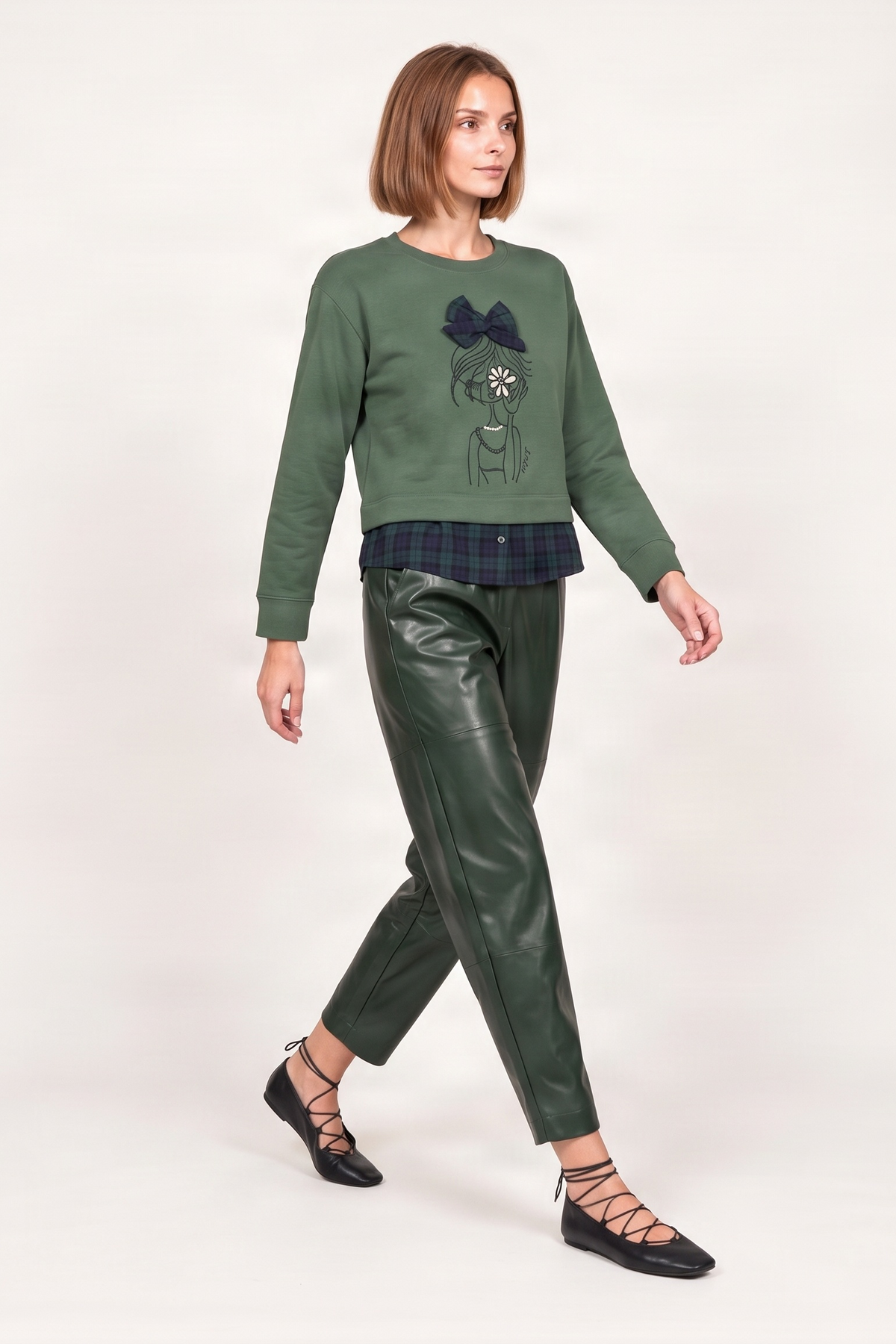 Camiseta verde con estampado muñeca y lazo cuadro escoces Lolitas&L