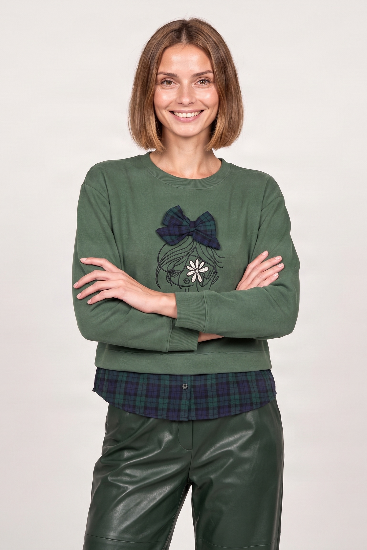 Camiseta verde con estampado muñeca y lazo cuadro escoces Lolitas&L