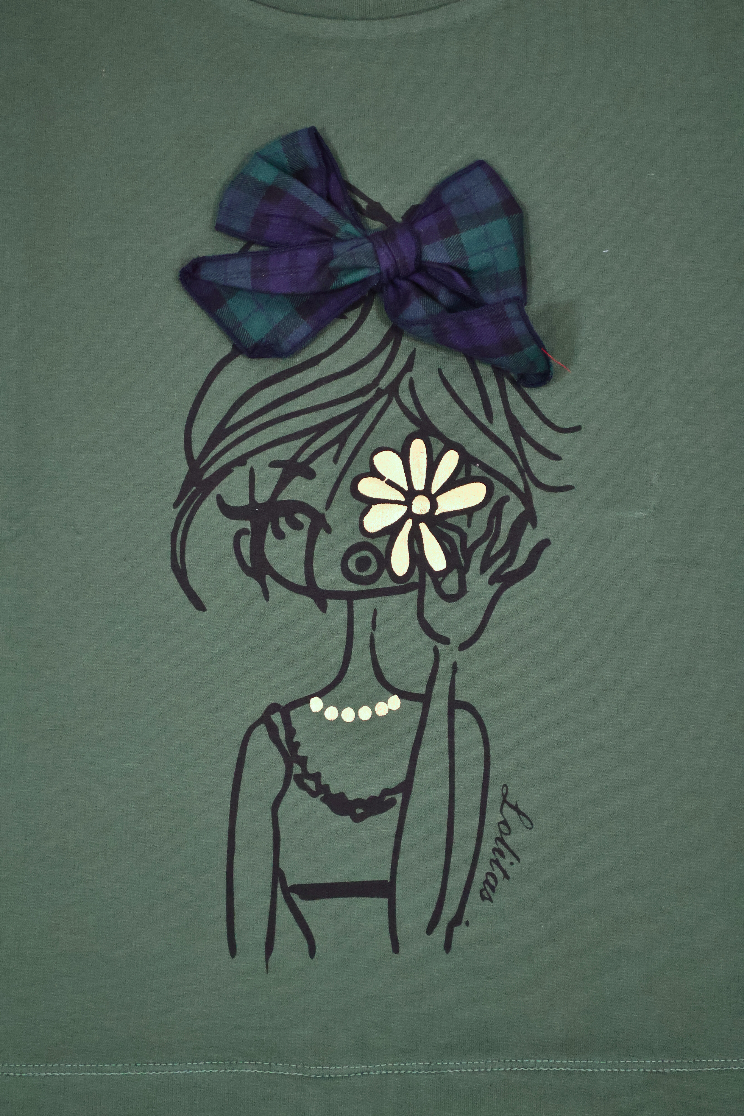 Camiseta verde con estampado muñeca y lazo cuadro escoces Lolitas&L