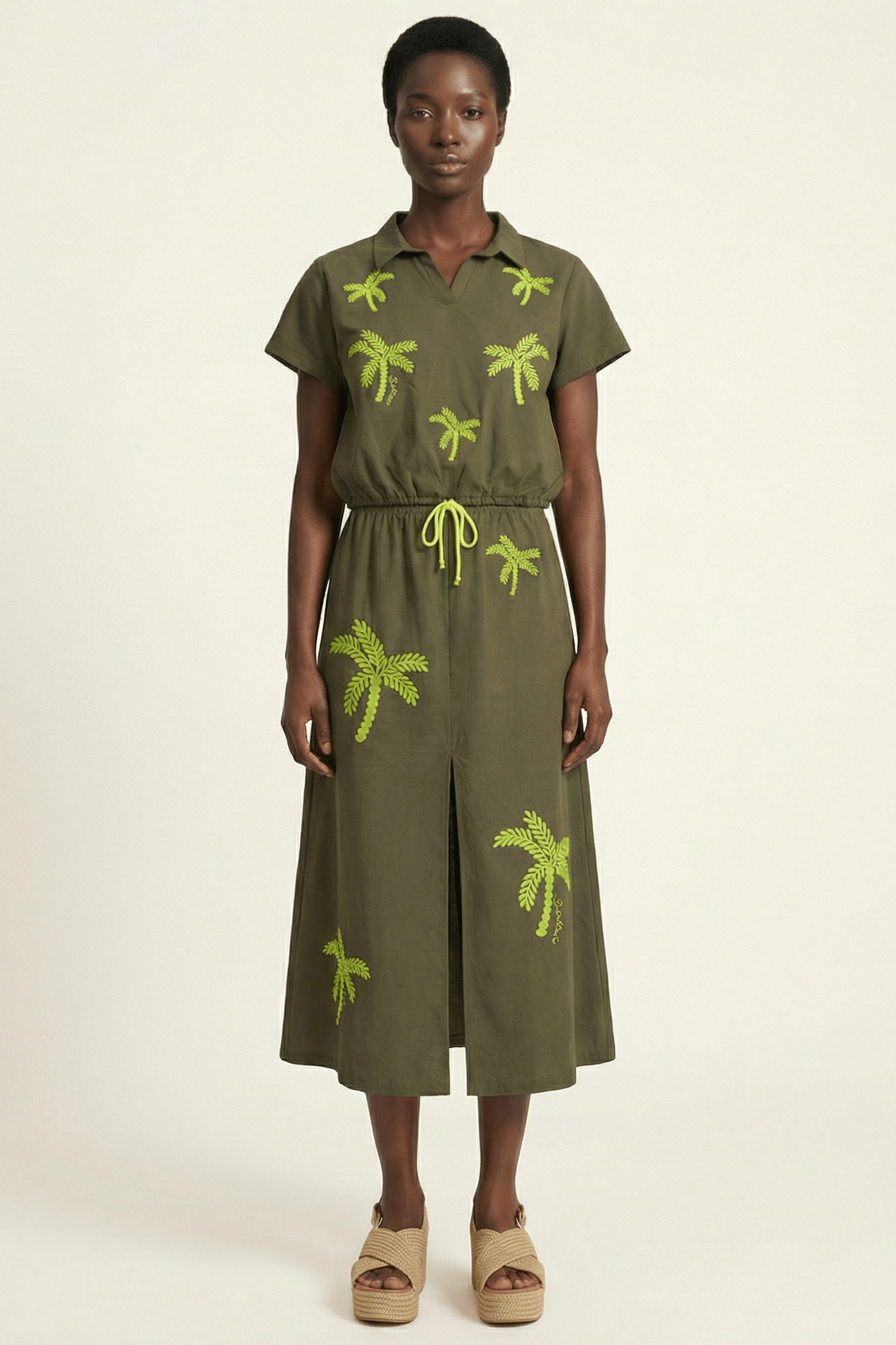 Camiseta verde militar con bordado palmeras cordon Lolitas&L - lolitasyl.com