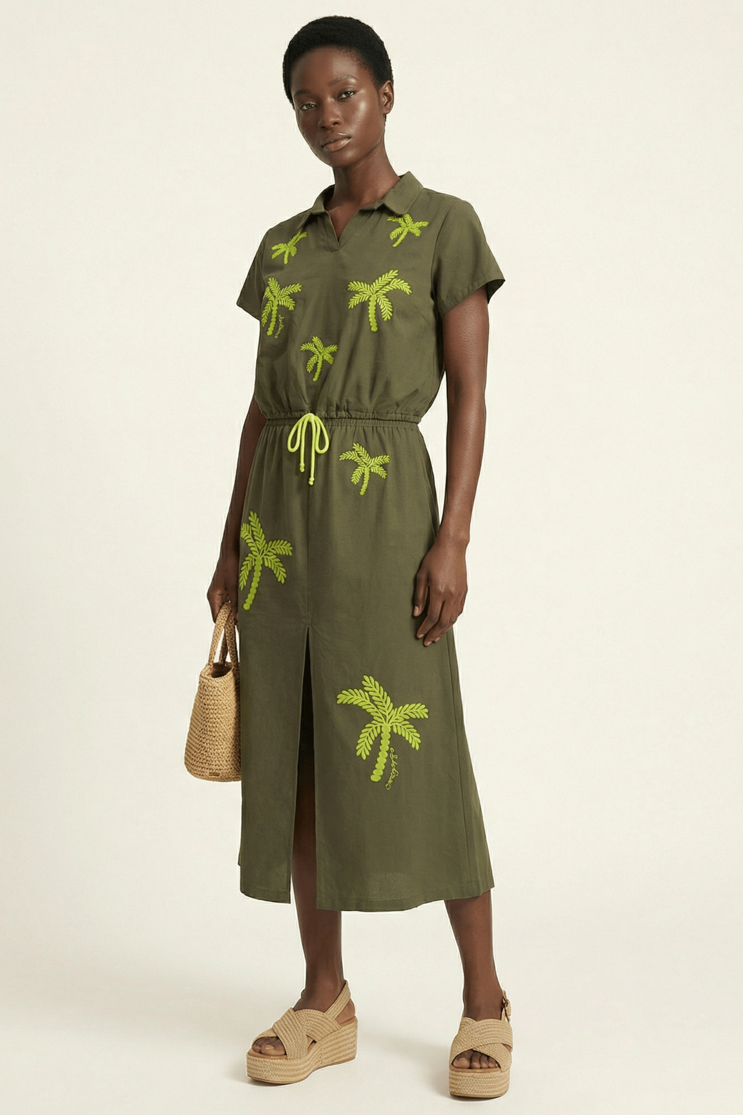 Camiseta verde militar con bordado palmeras cordon Lolitas&L - lolitasyl.com
