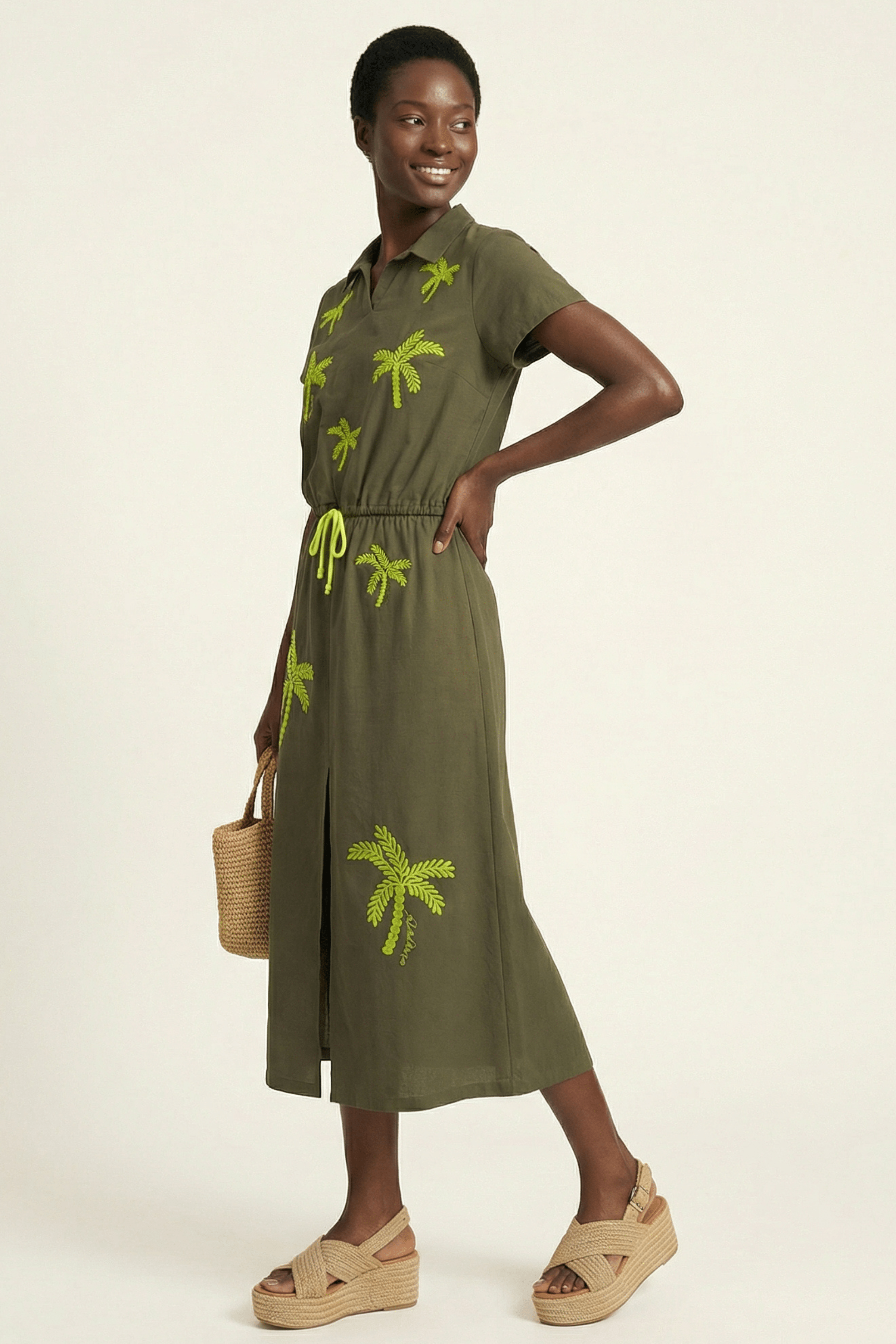 Camiseta verde militar con bordado palmeras cordon Lolitas&L - lolitasyl.com