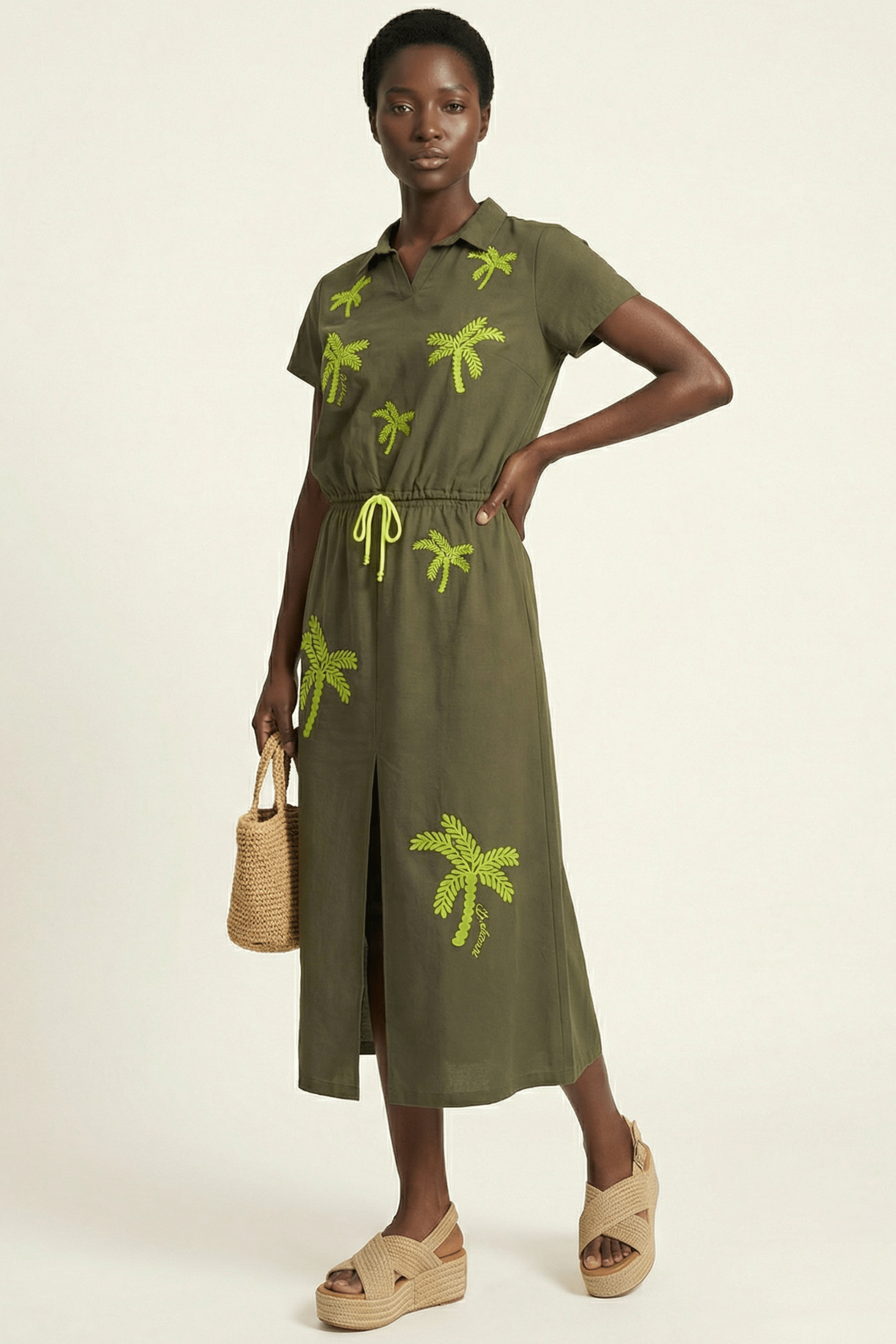 Camiseta verde militar con bordado palmeras cordon Lolitas&L - lolitasyl.com