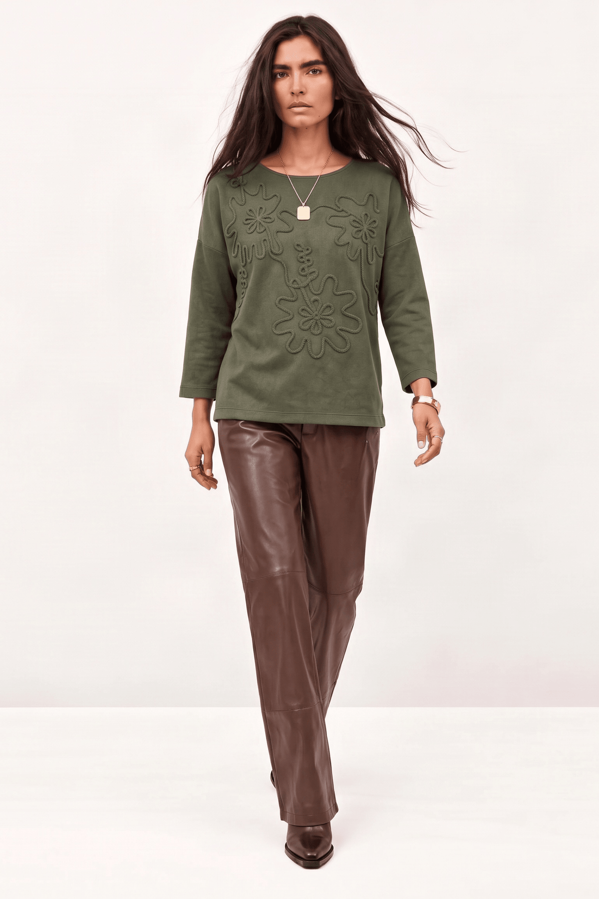 Camiseta Verde Militar de Algodón Jersey con Bordado en Cordón a Tono – Lolitas&L - lolitasyl.com