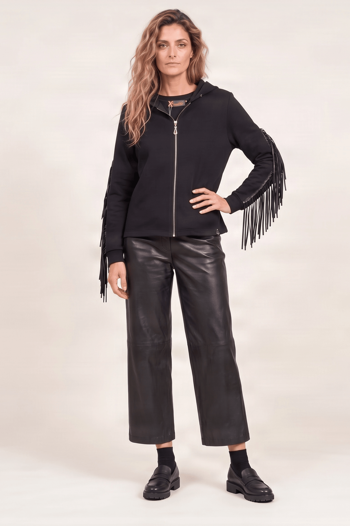 Cazadora algodon negra con flecos polipiel y capucha Lolitas&L - lolitasyl.com