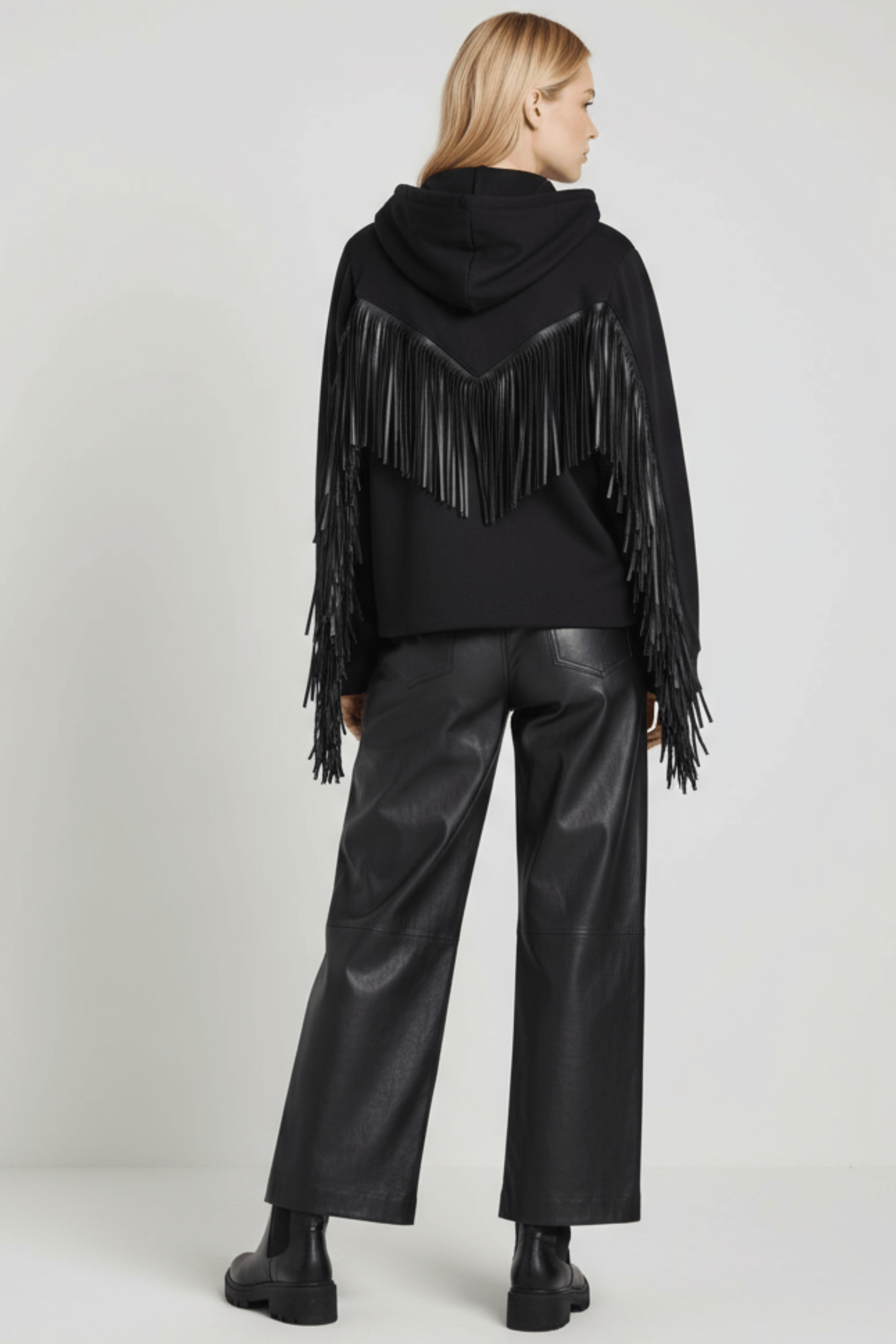 Cazadora algodon negra con flecos polipiel y capucha Lolitas&L - lolitasyl.com